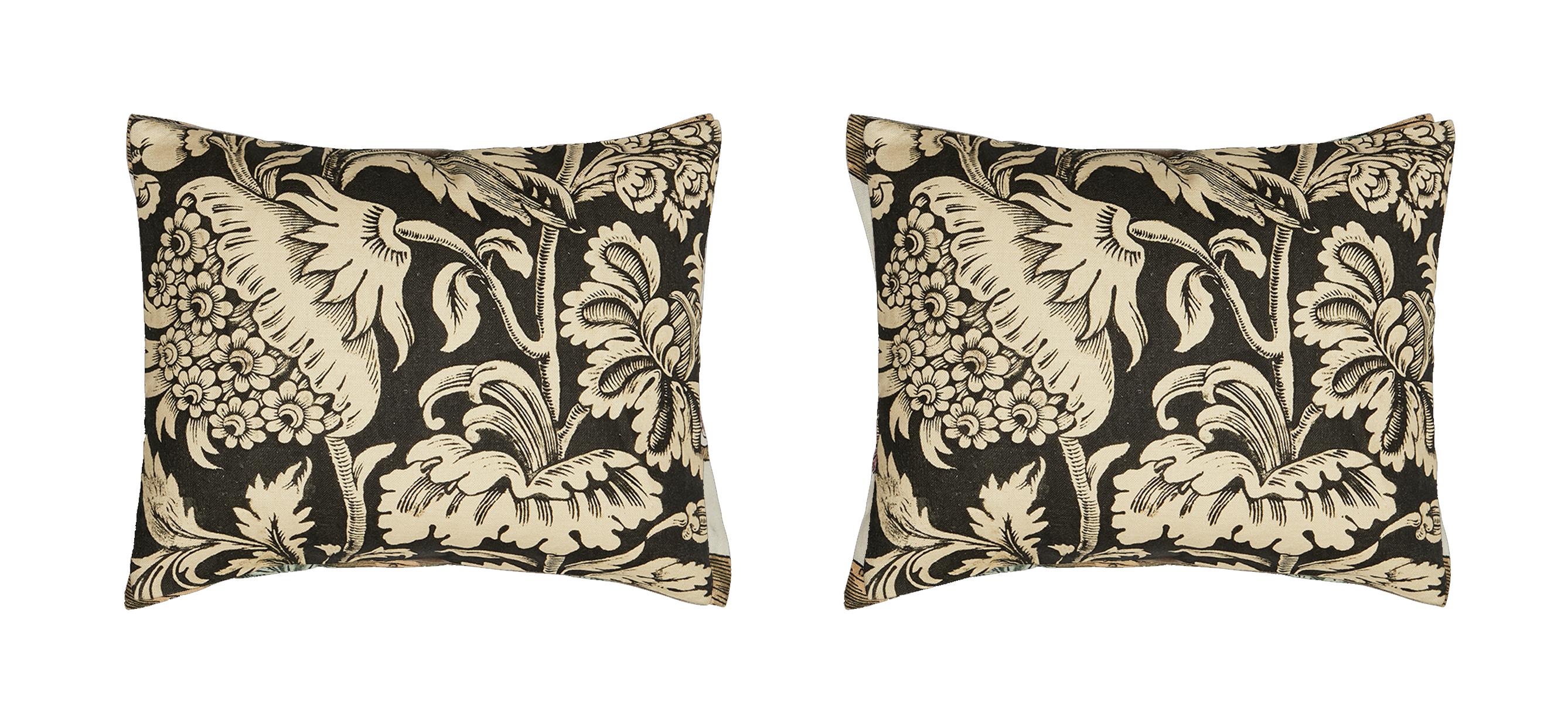 Anglo-Indian Pair of 12 x 16 Linen Pillows - Black White Grand Pavots pattern - Made in Paris For Sale