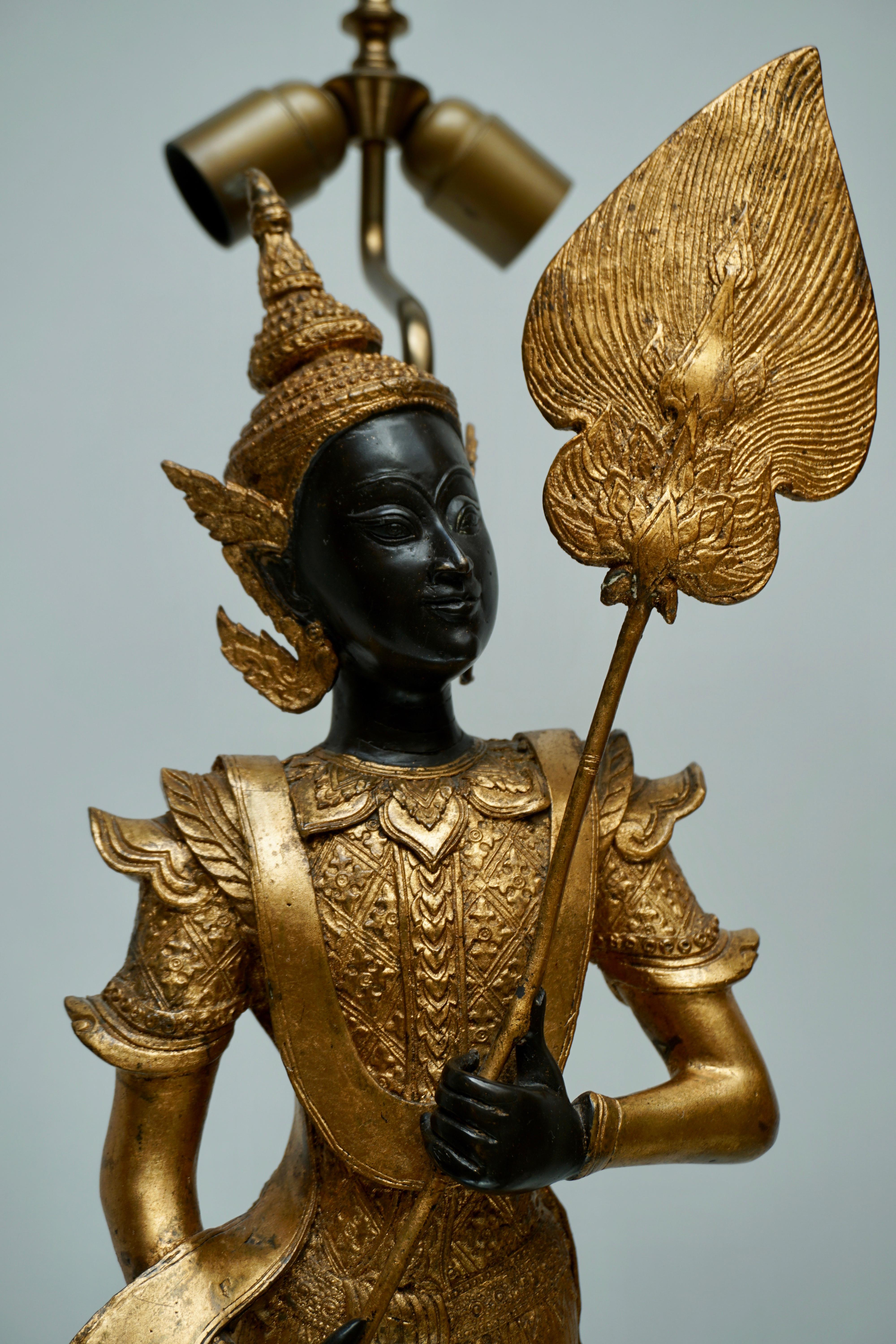 20ième siècle Paire de lampes de table en bronze thaïlandaises des années 1960 sur base en bois en vente