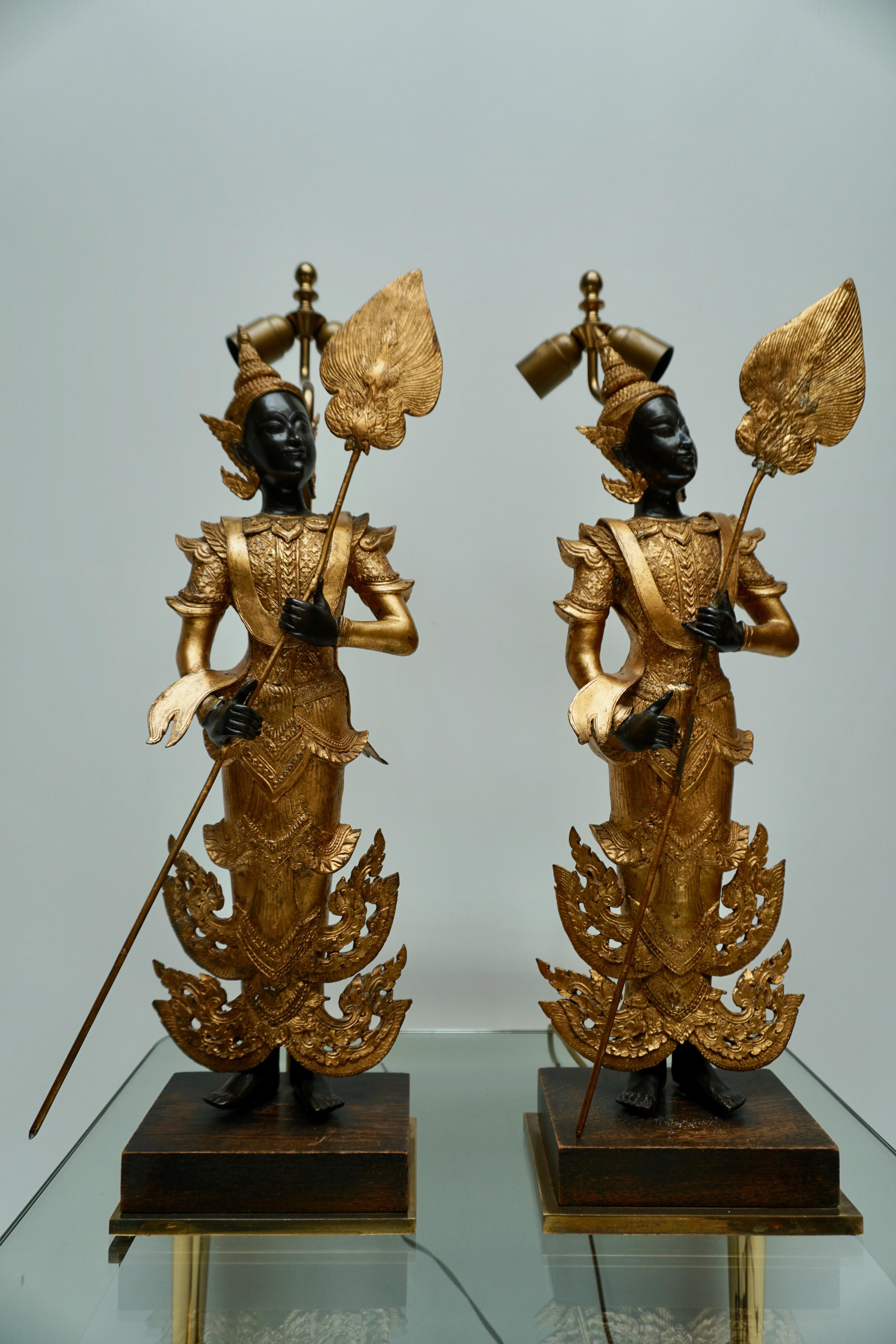 Thailändische figurale Lampen aus vergoldeter Bronze aus dem 120. Jahrhundert, Paar im Angebot 2