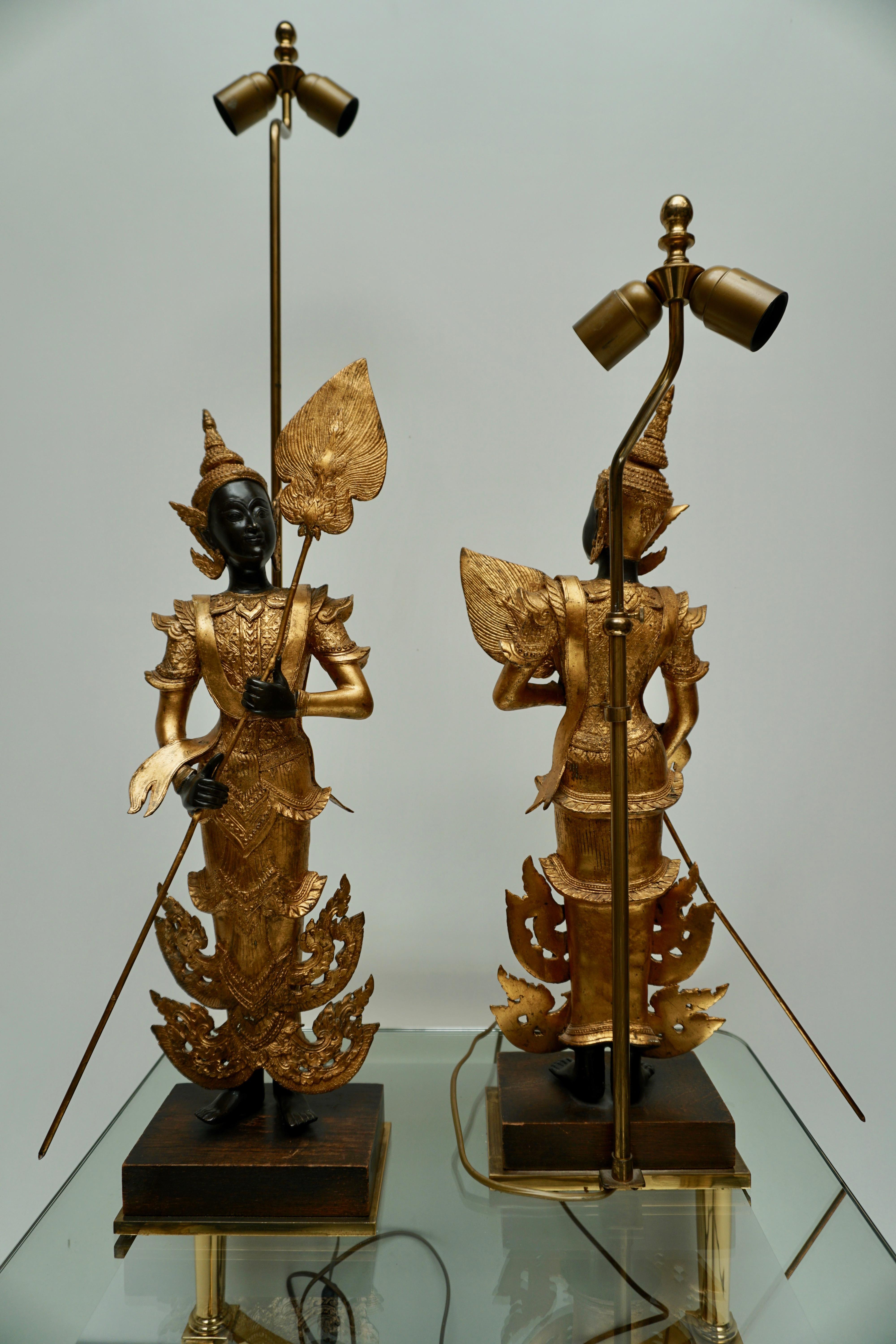 Thailändische figurale Lampen aus vergoldeter Bronze aus dem 120. Jahrhundert, Paar im Angebot 3