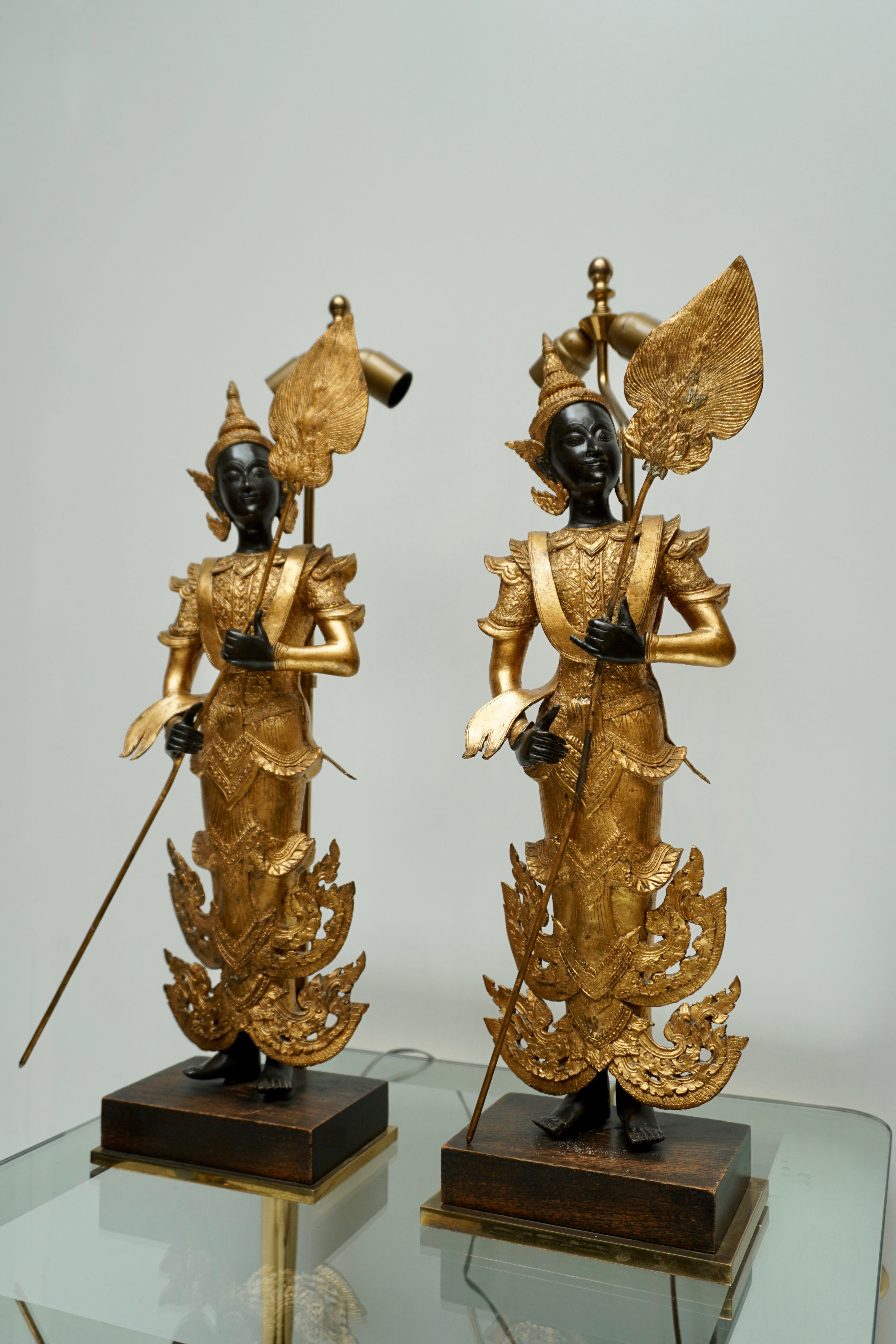 Thailändische figurale Lampen aus vergoldeter Bronze aus dem 120. Jahrhundert, Paar im Angebot 4