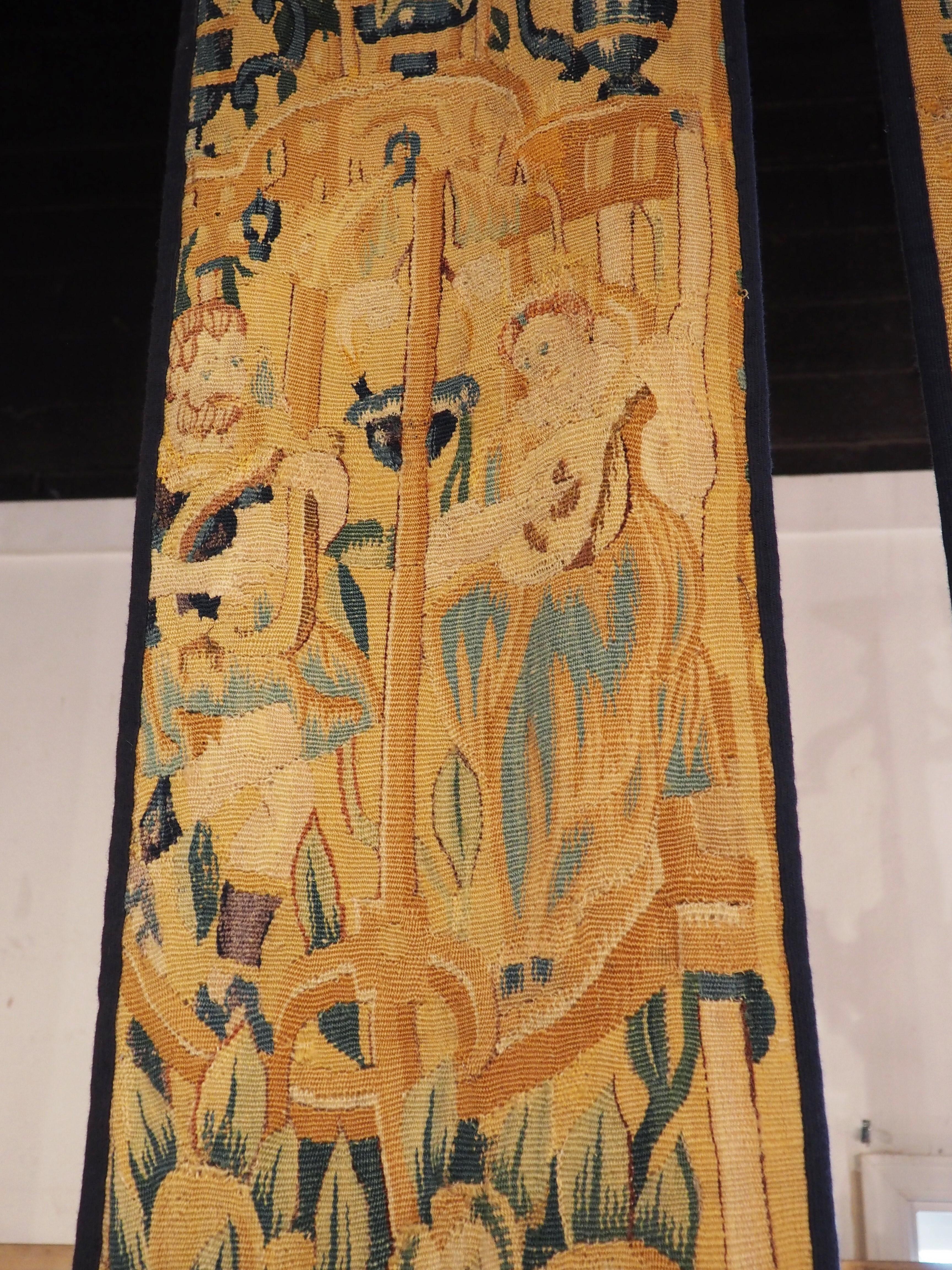Paire de bordures anciennes en tapisserie des Flandres, vers 1580 en vente 4