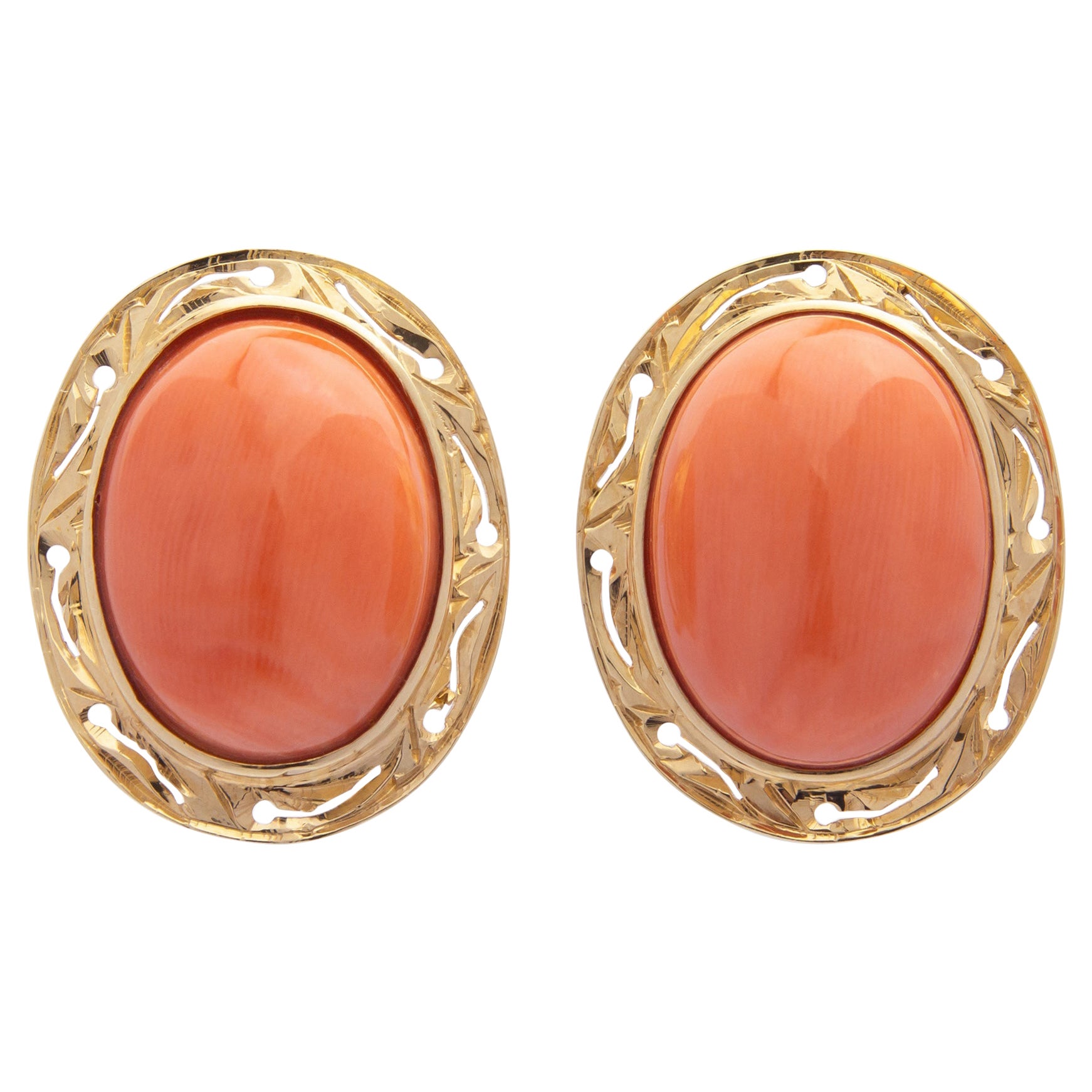 Paire de boucles d'oreilles en or 14 carats et corail cabochon
