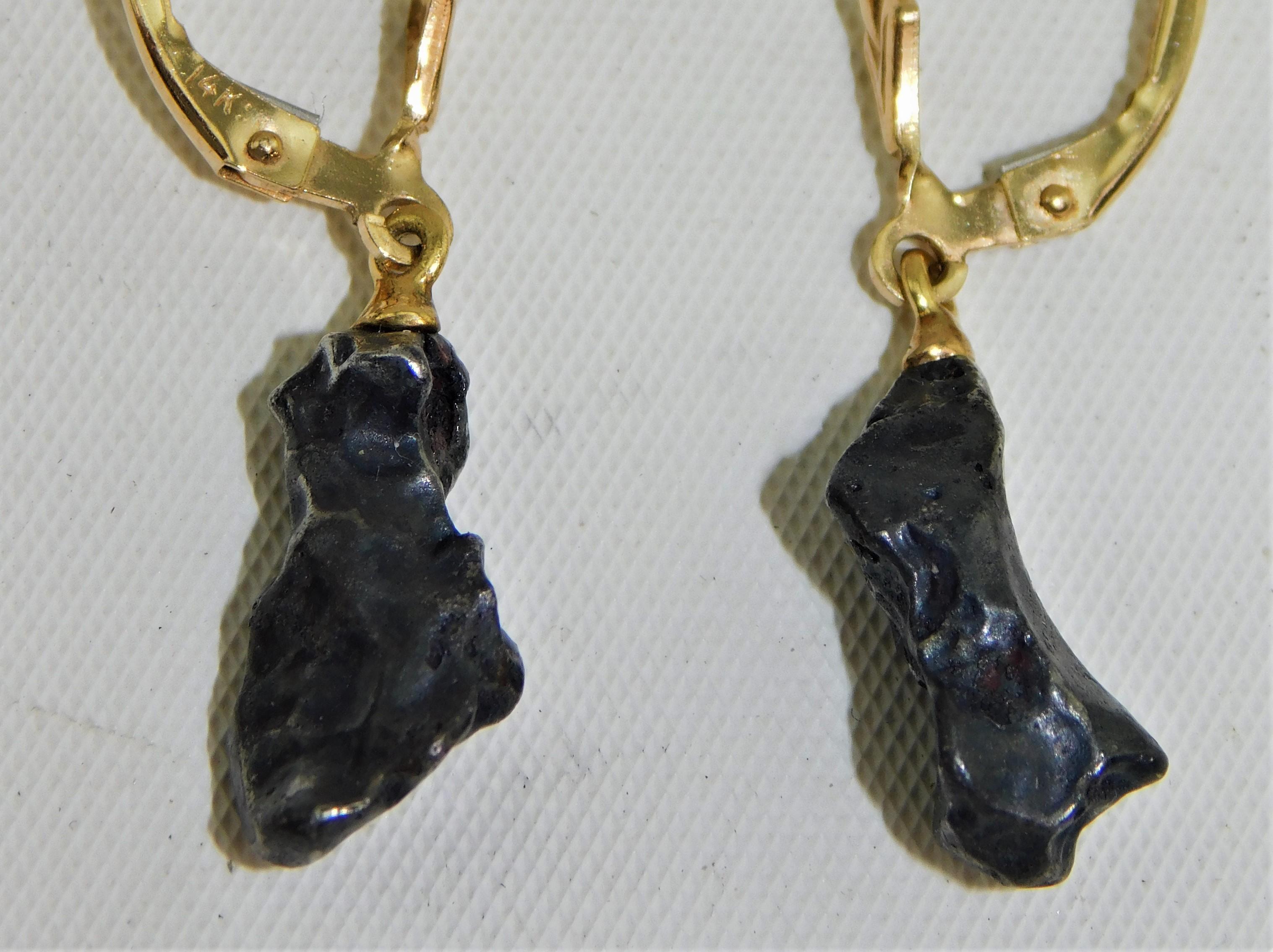 Paire de boucles d'oreilles pendantes en or 14 carats serties de météorites 