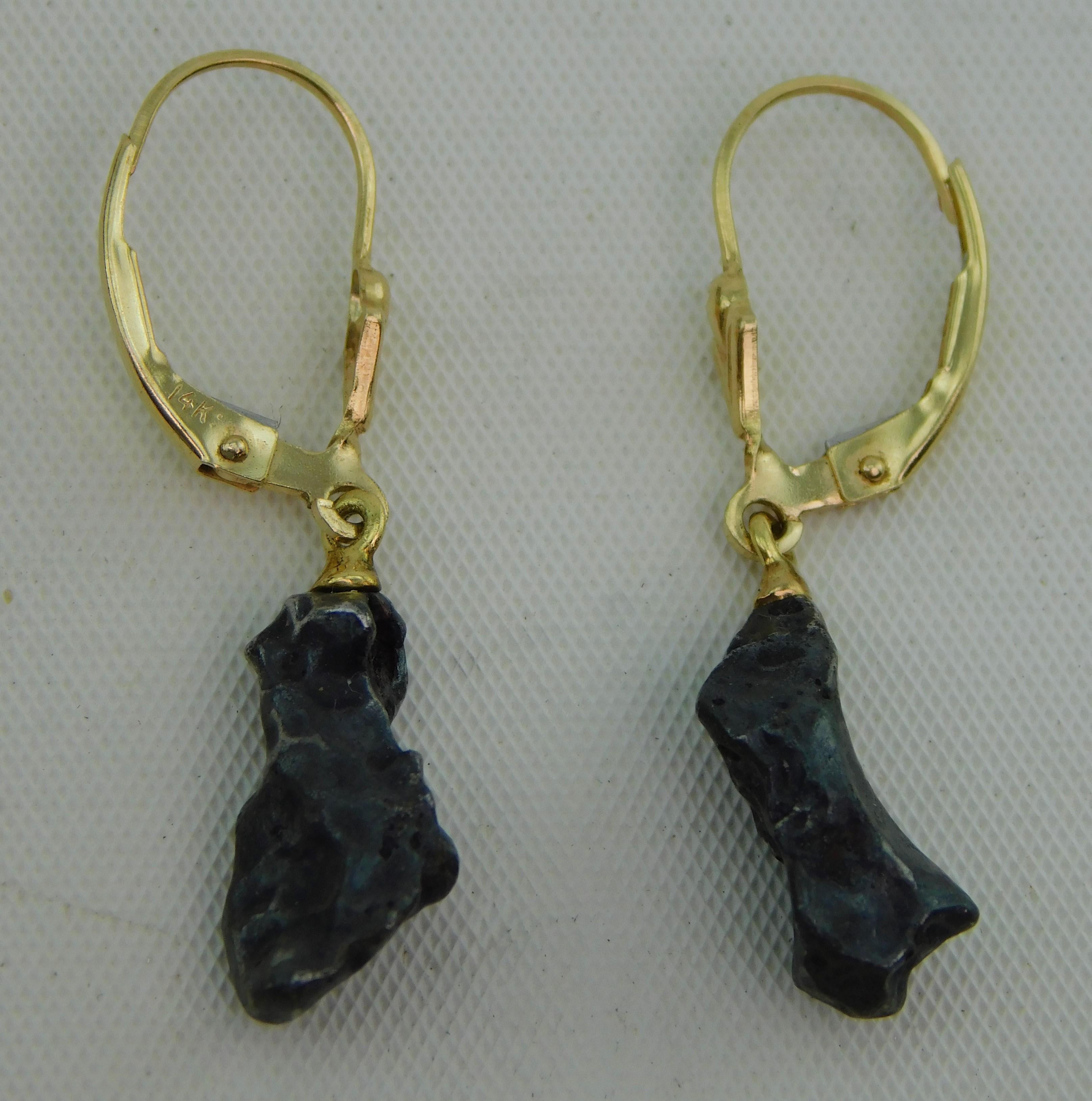 Pair of 14 Karat Gold Campo del Cielo Meteorite Hanging Earrings  In Good Condition For Sale In Hamilton, Ontario
