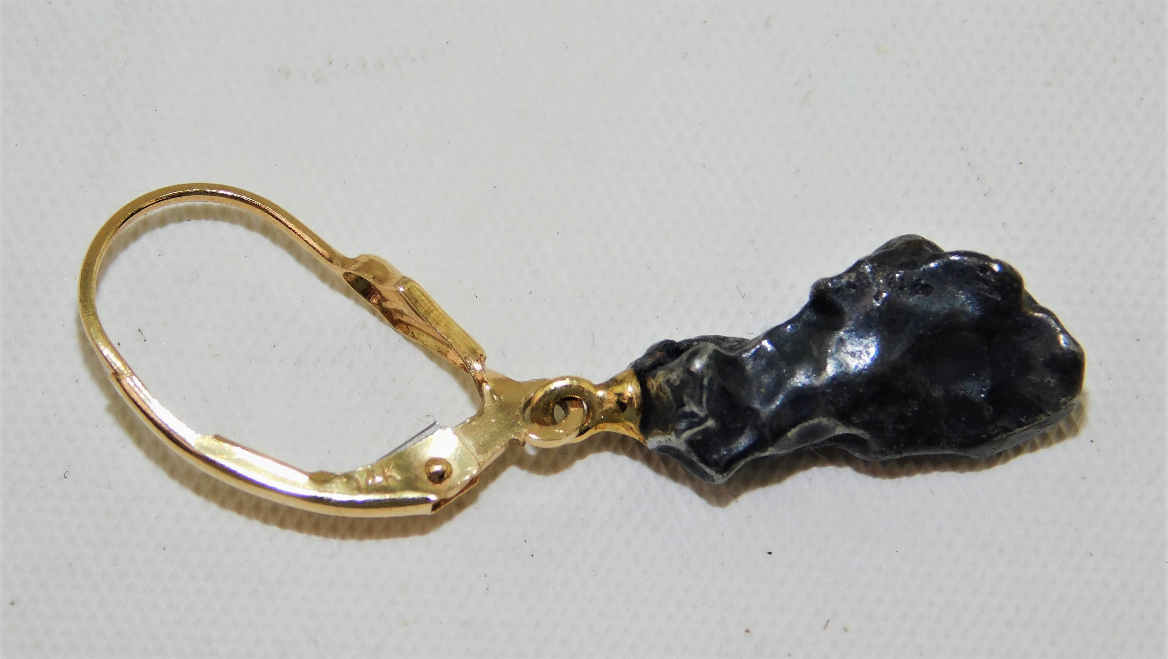 20ième siècle Paire de boucles d'oreilles suspendues Campo del Cielo Meteorite en or 14 carats  en vente