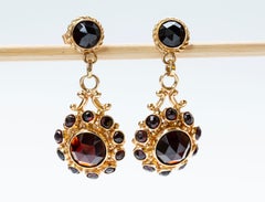 Par de Pendientes de Oro de 14 Kilates con un Entourage de Granate Natural