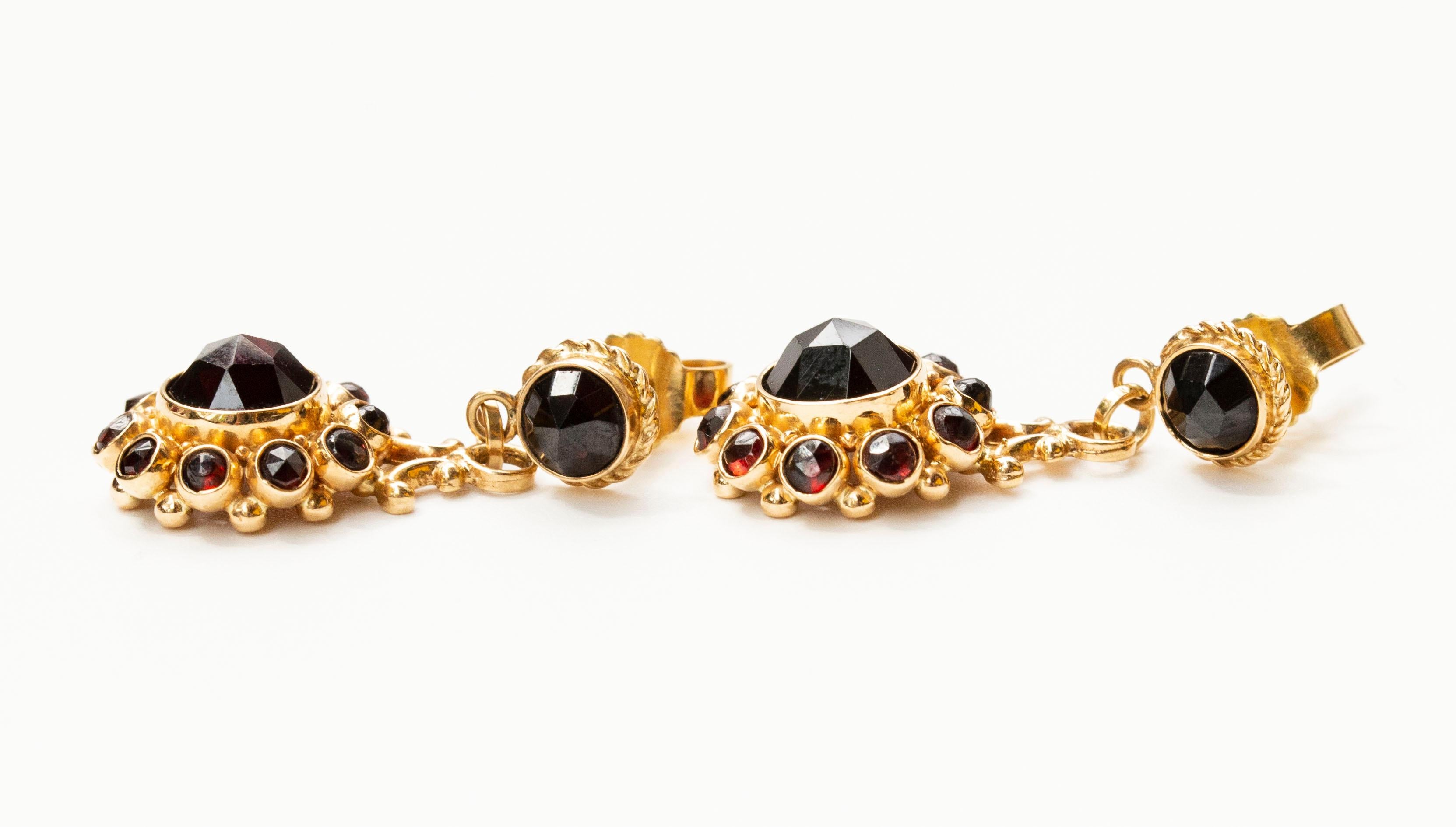 Coppia di orecchini in oro 14 carati con una serie di granati Nature in vendita 3