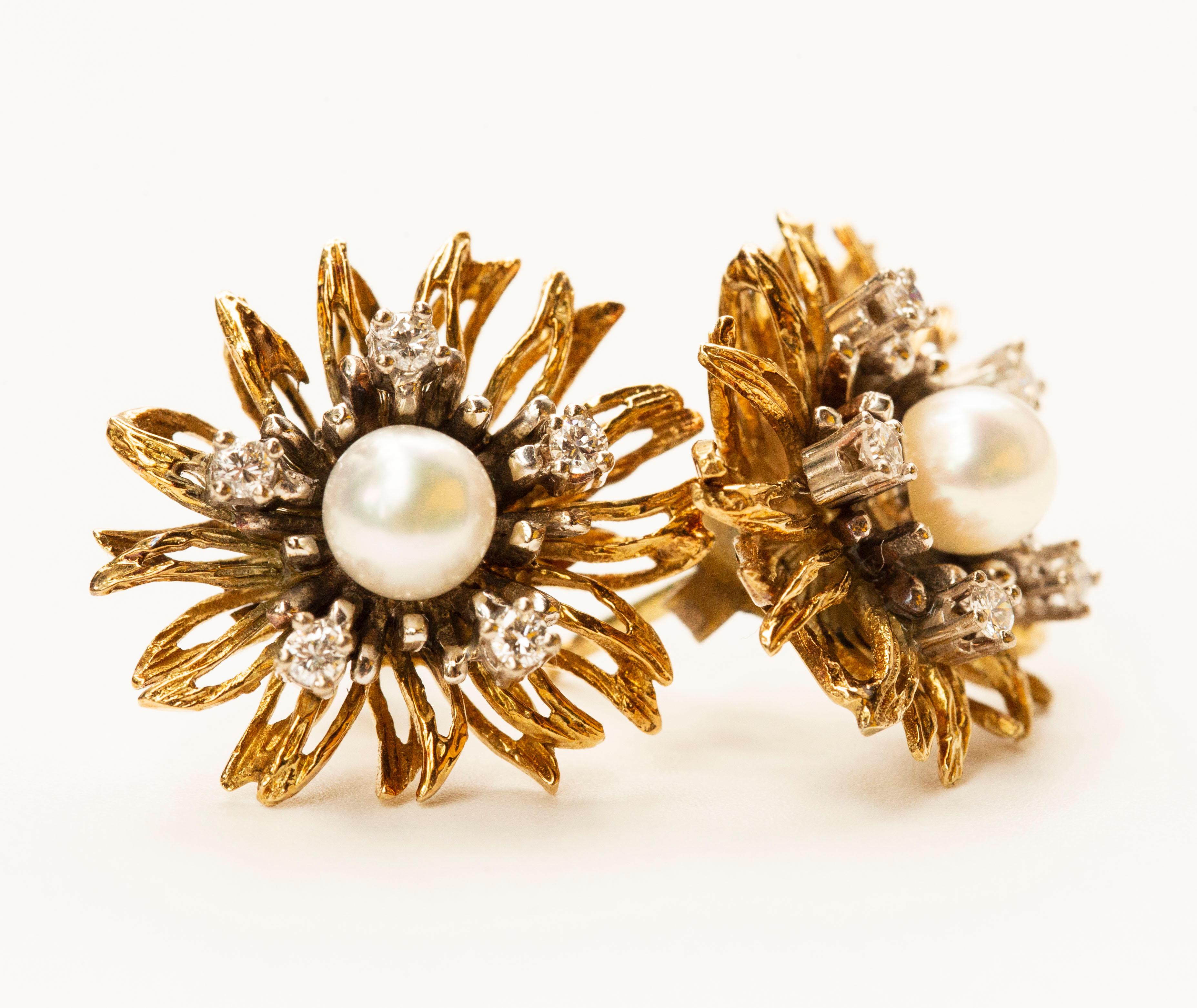 Rétro Paire de clous d'oreilles fleur en or 14 carats avec perles de culture et diamants en vente