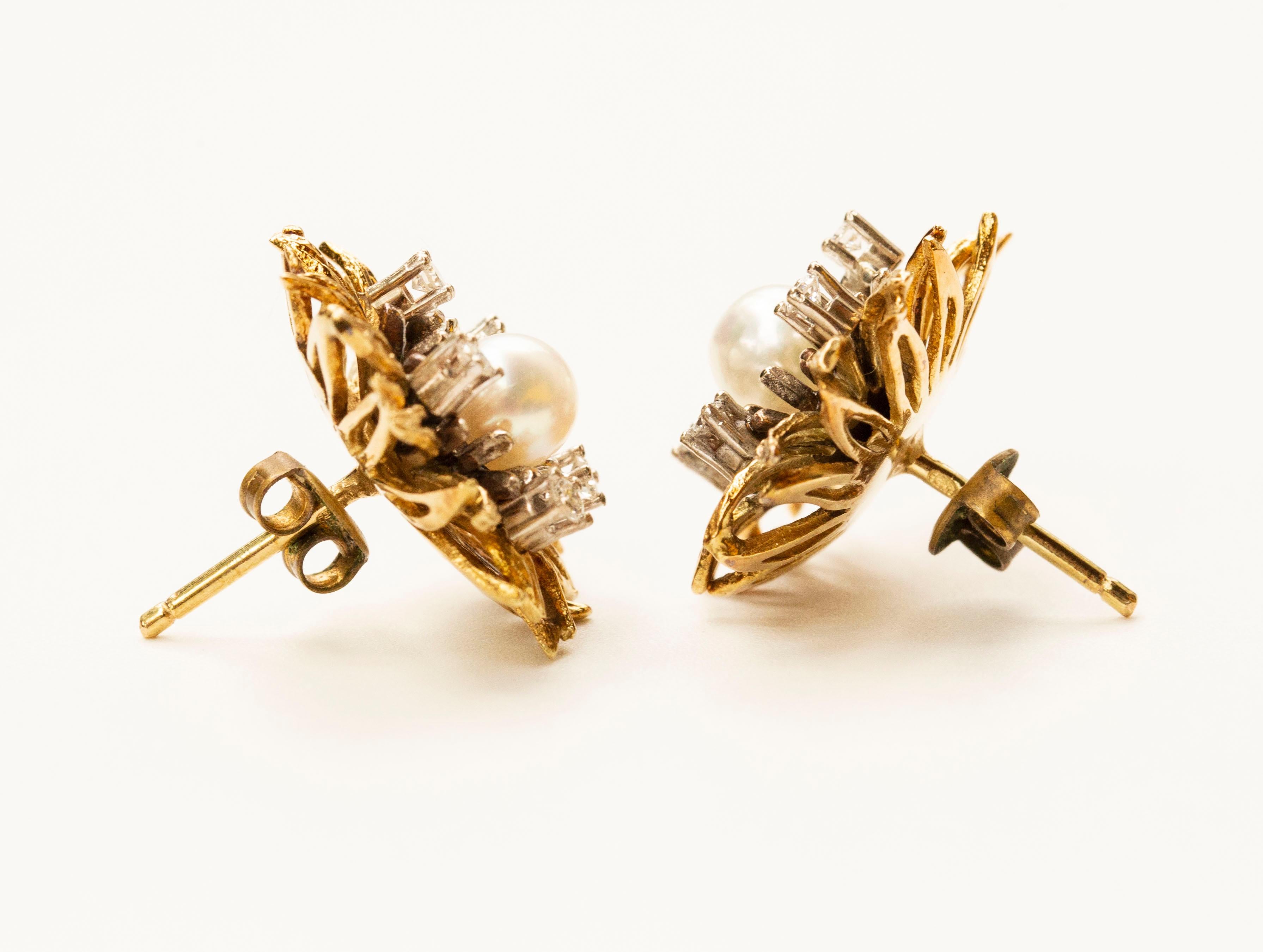 Taille brillant Paire de clous d'oreilles fleur en or 14 carats avec perles de culture et diamants en vente