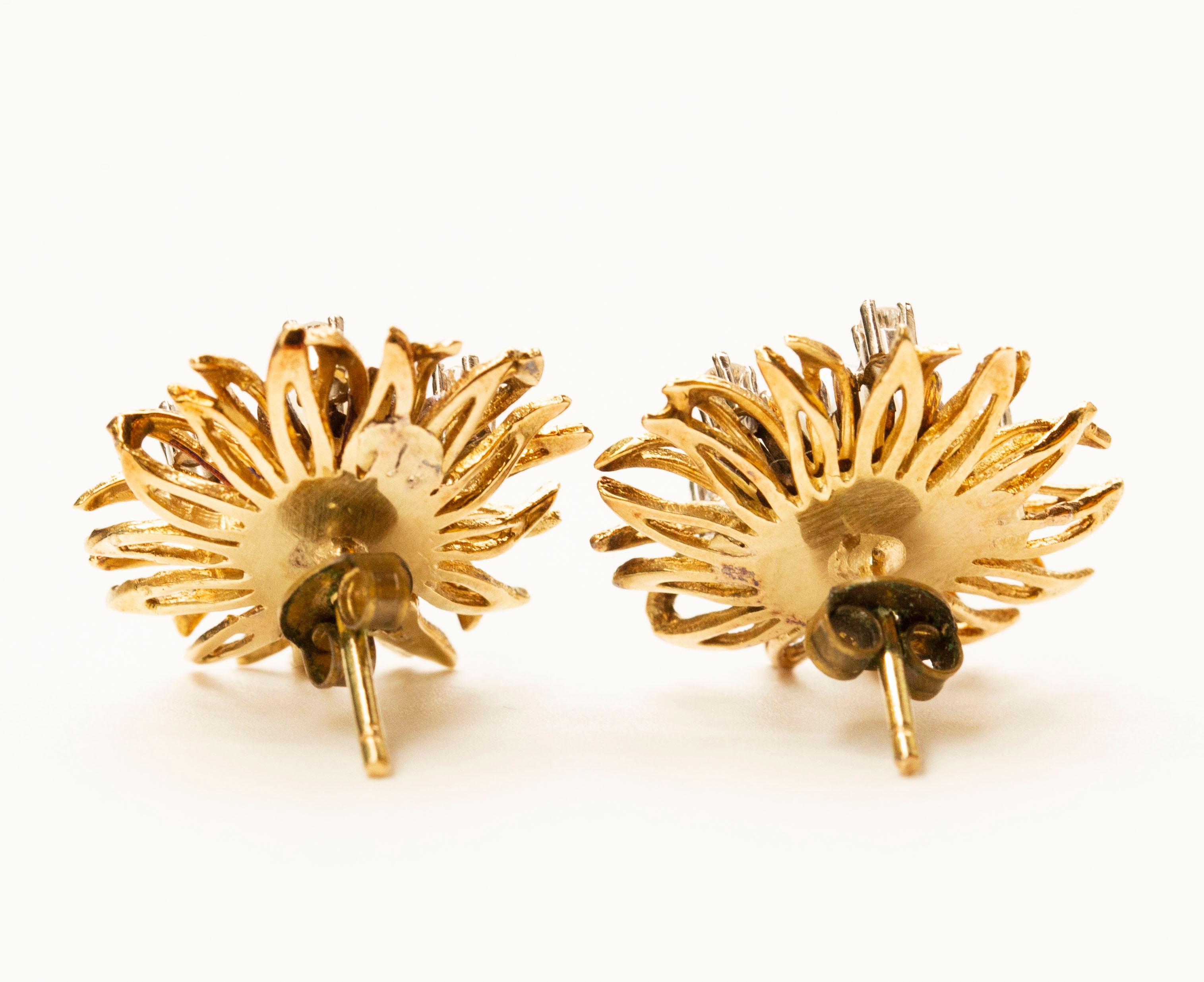 Paire de clous d'oreilles fleur en or 14 carats avec perles de culture et diamants Bon état - En vente à Arnhem, NL