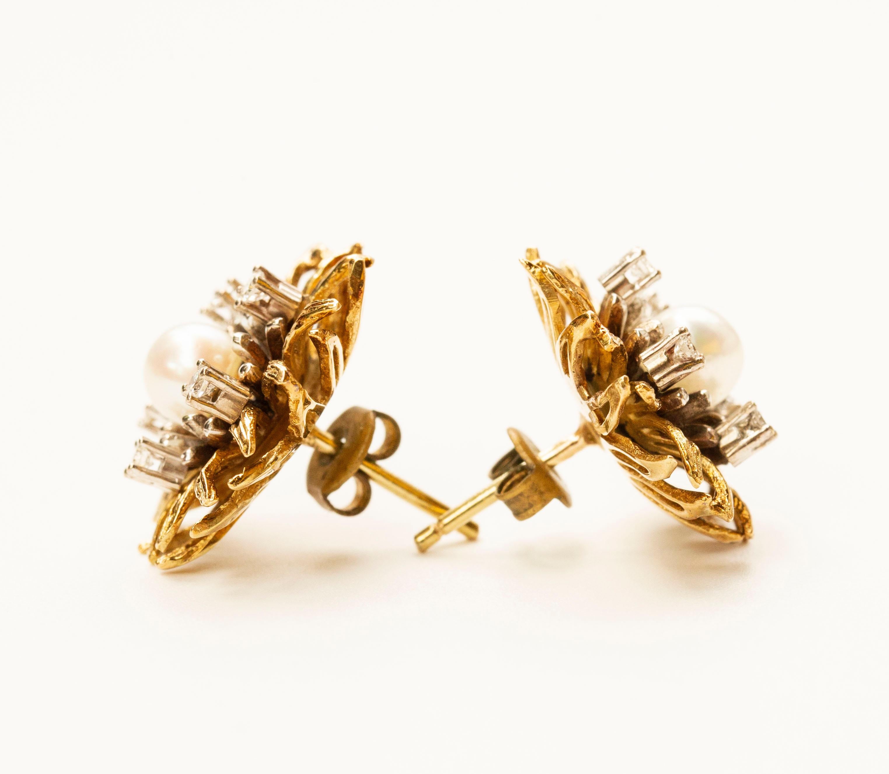 Paire de clous d'oreilles fleur en or 14 carats avec perles de culture et diamants Unisexe en vente