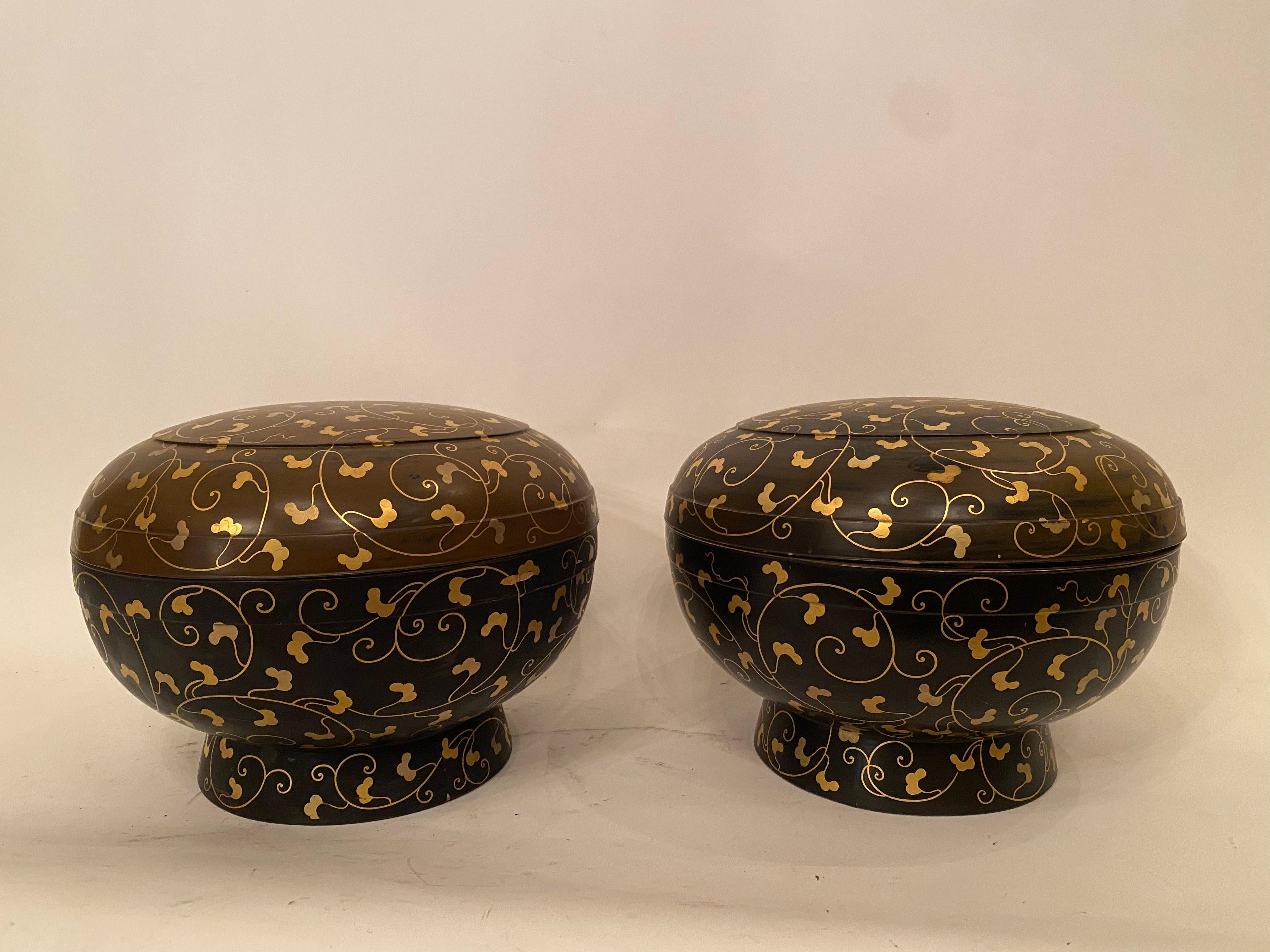 A pair of large Japanese golden black lacquer cover boxes, very big beautiful pieces. possibly 19th century, each 14 inch diameter x 10 inch high, one cover loss small rim, one cover broken line, check pictures.
   