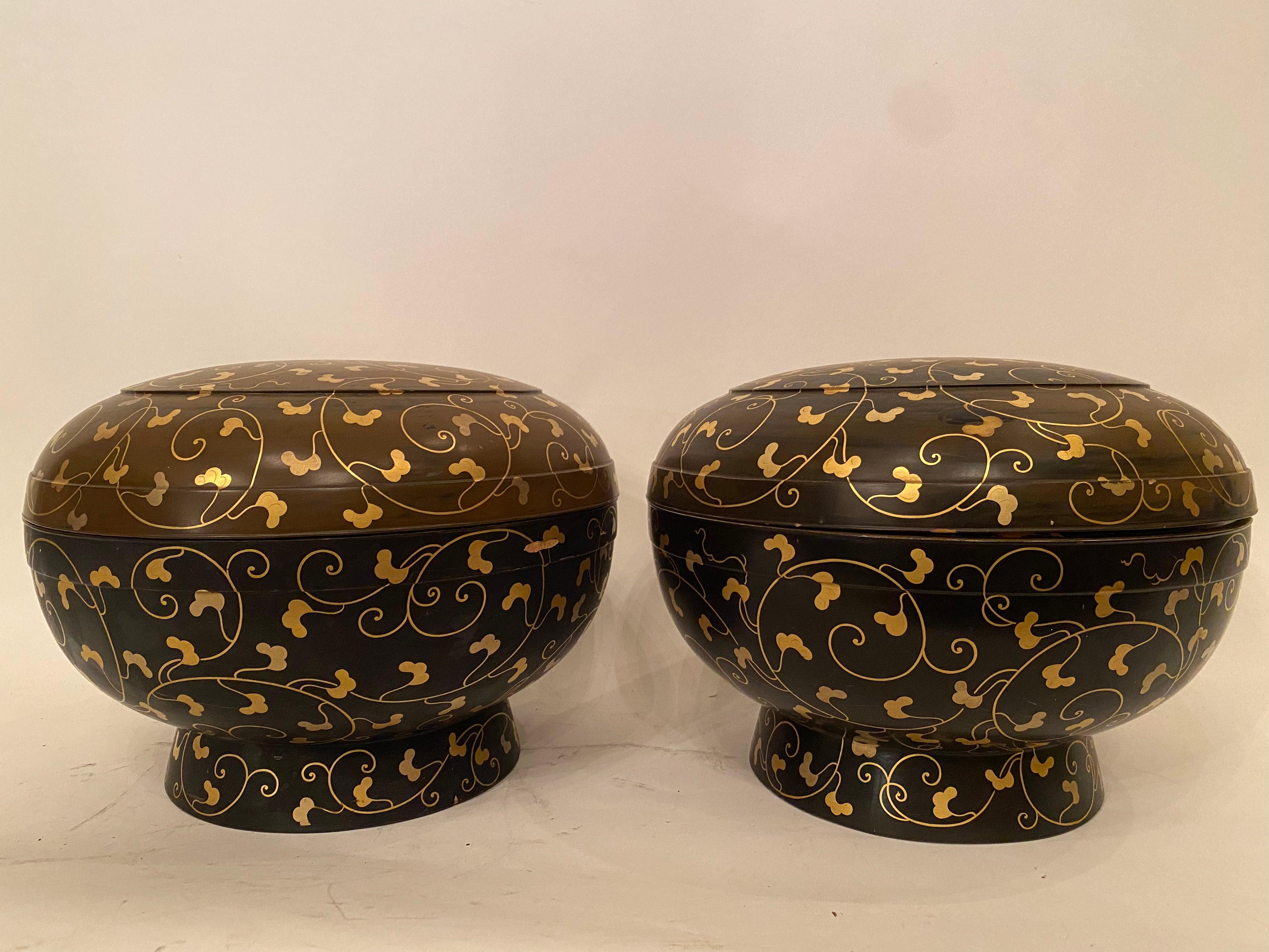 Hand-Carved Pair of 14‘’ Large Japanese Golden Black Lacquer Cover Boxes For Sale