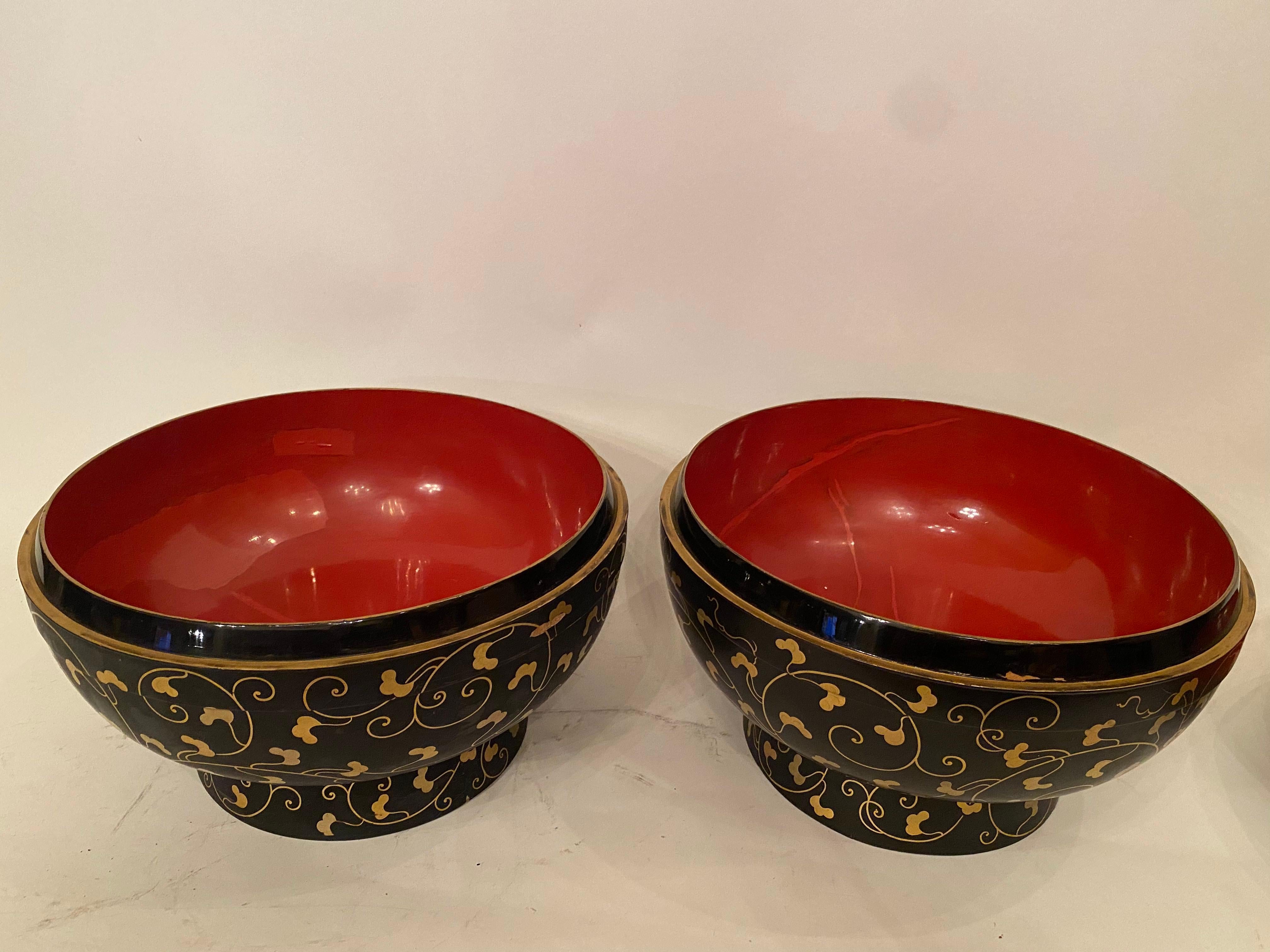 19th Century Pair of 14‘’ Large Japanese Golden Black Lacquer Cover Boxes For Sale