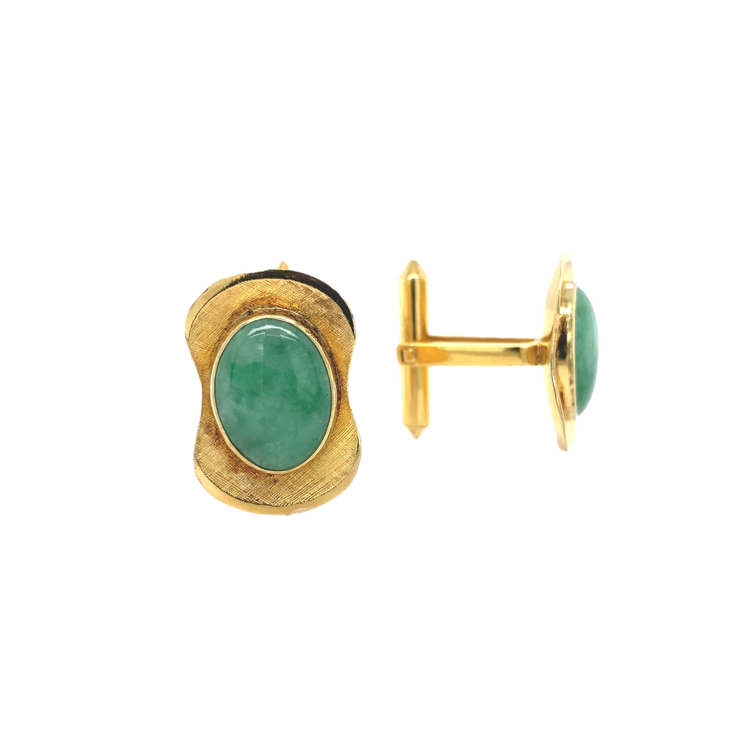 Coppia di gemelli vintage in oro giallo 14K con giada verde cabochon ovale. Il rapporto GIA #2239187968 dichiara che la giada Greene & Greene di colore naturale e screziato misura 14,30 x 10,40 mm. Le pietre di giada sono incastonate in gemelli con