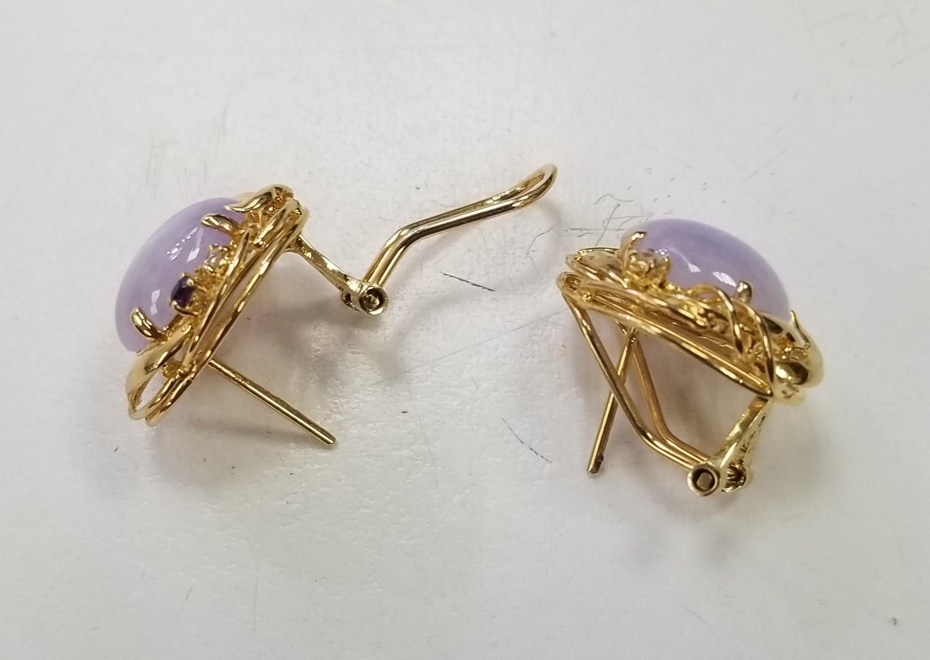 A fine pair of gold & jade earrings.
In 14k yellow gold.
Prong-set with oval shaped purple lavender jade cabochons (likely enhanced).
Set with omega clips for additional security.

Simply wonderful jade earrings!
Seller Notes: “IN VERY GOOD