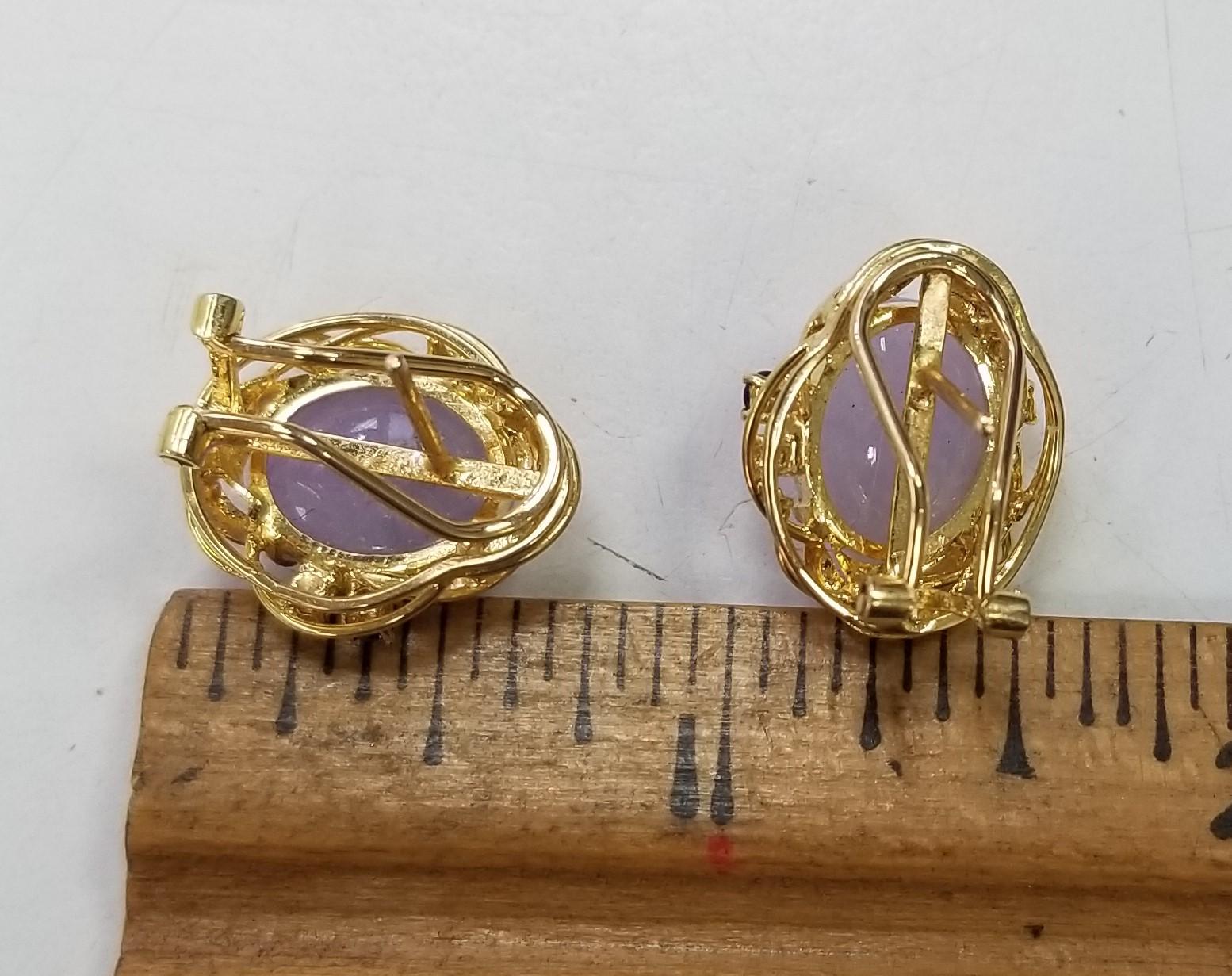 Pair of 14k Gold and Lavender Jade Cabochon Earrings In Excellent Condition For Sale In Los Angeles, CA