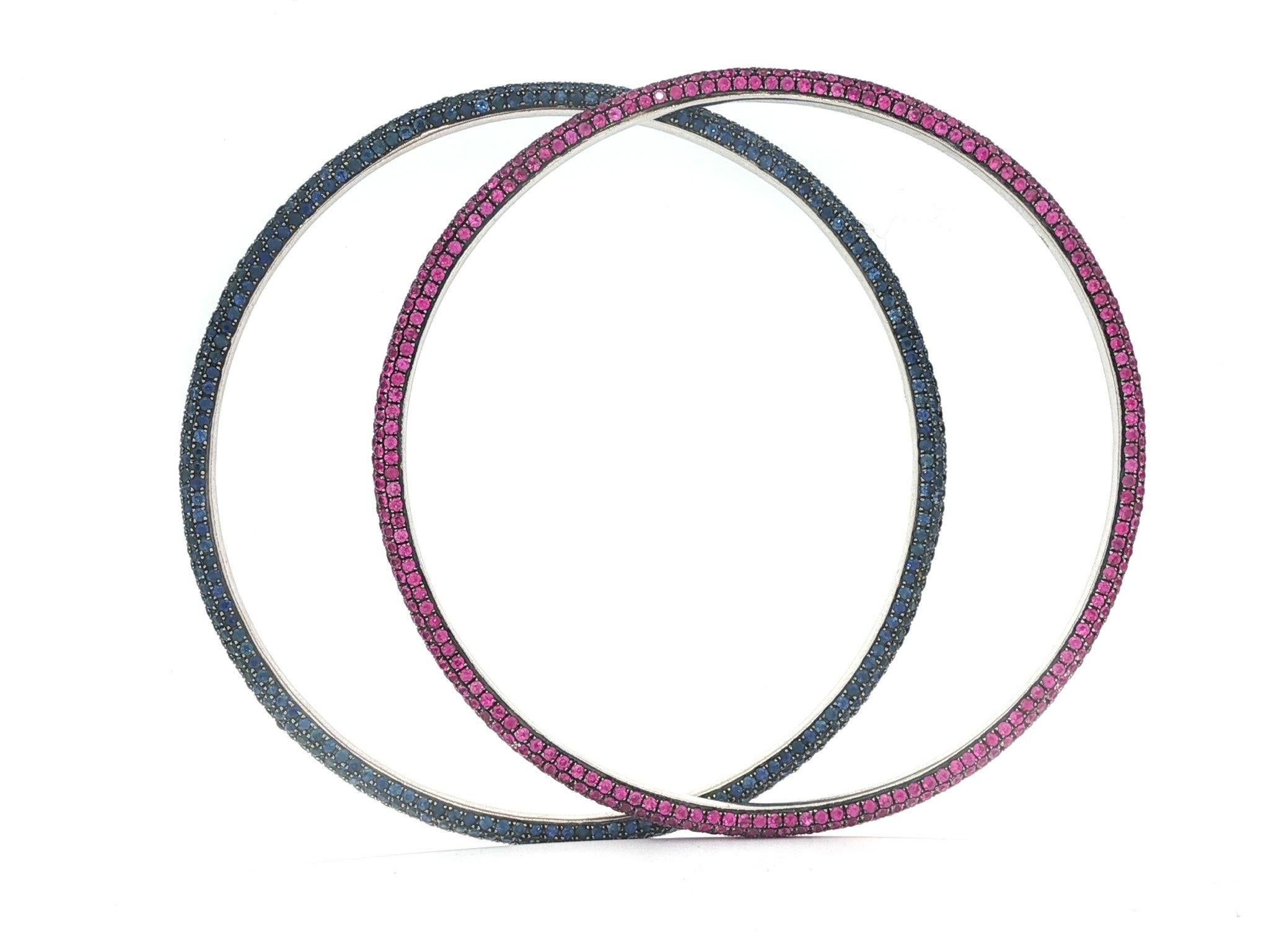 Coppia di braccialetti in oro 14k con pavé di zaffiri rosa e blu In condizioni buone in vendita a Montclair, NJ