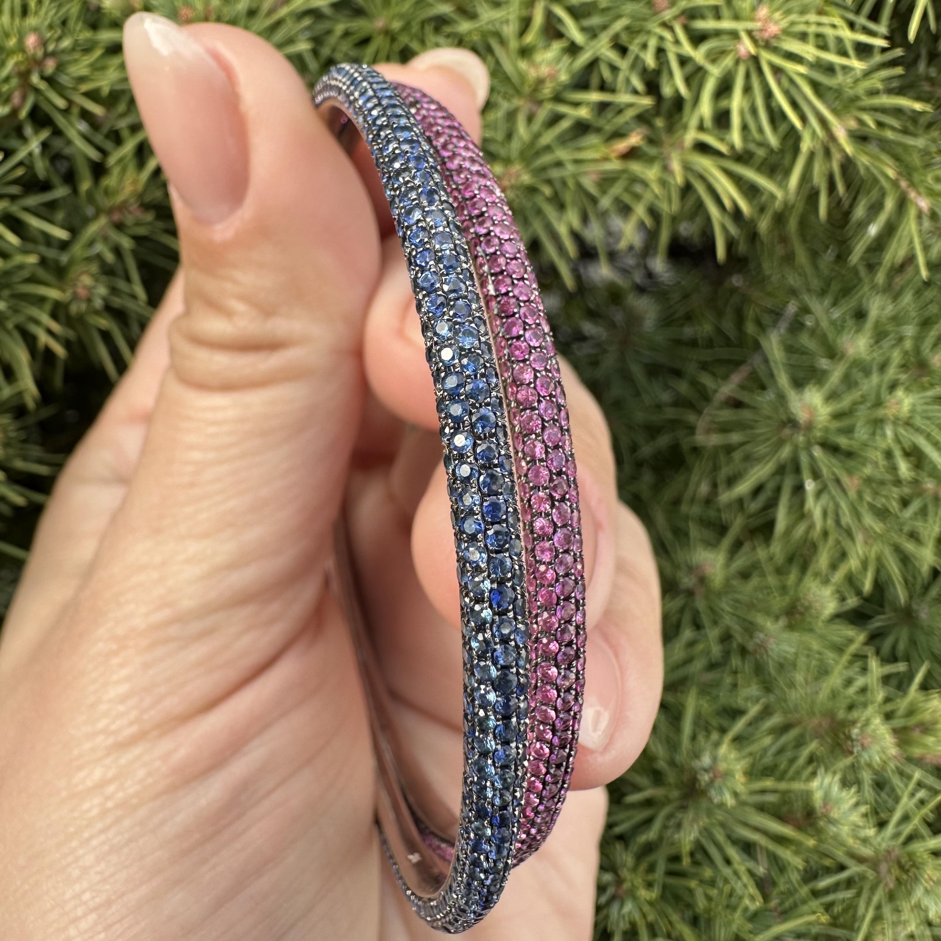 Coppia di braccialetti in oro 14k con pavé di zaffiri rosa e blu in vendita 1