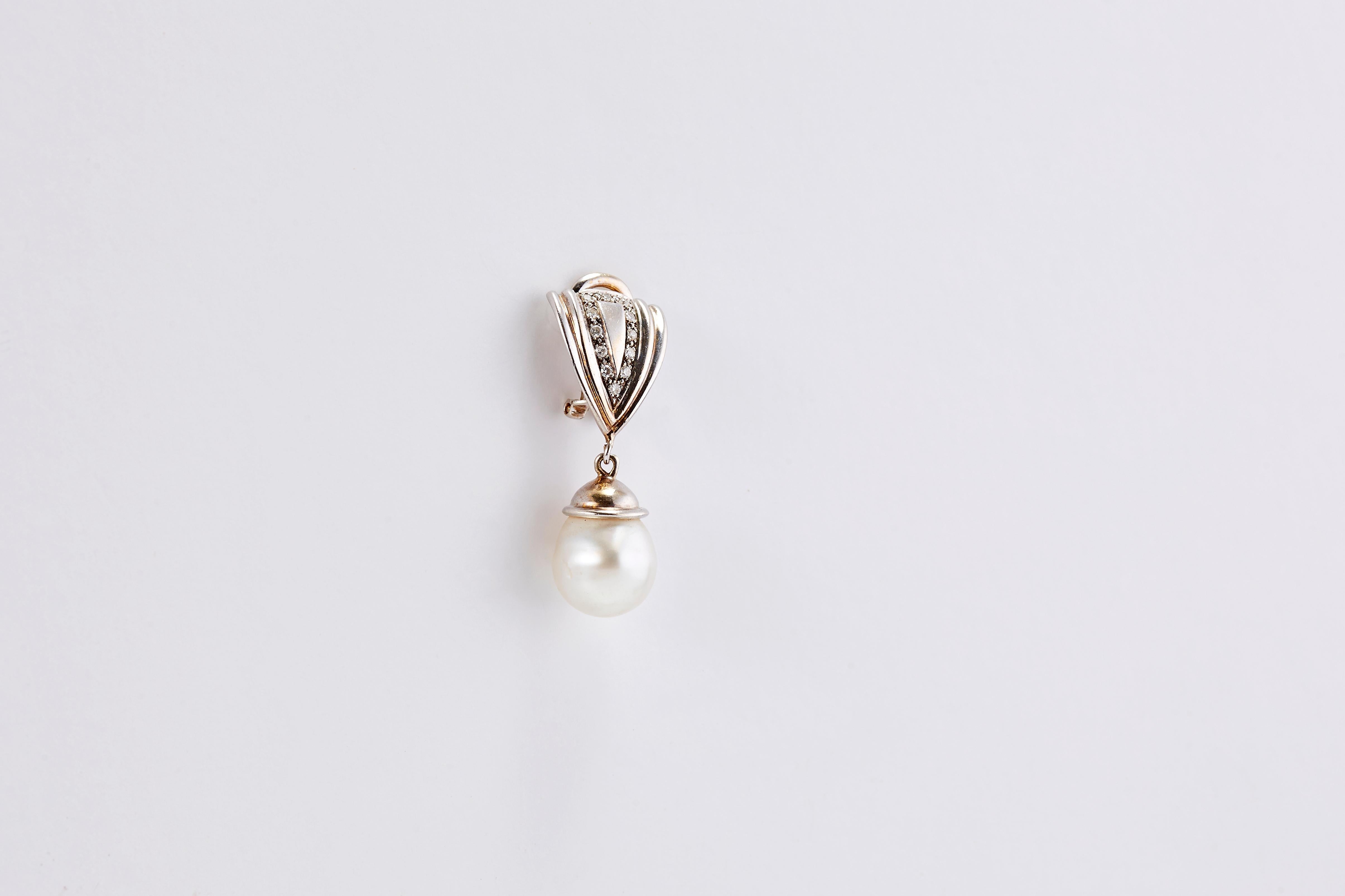 Pair of 14k White Gold Diamond and Pearls Earrings

Amazing drop earrings set with diamonds and the drop is a lovely white pearl. 
Diamonds are 0.60 carat G VS1.
Made in France in the 1960s.

Total Weight: 11 grams.