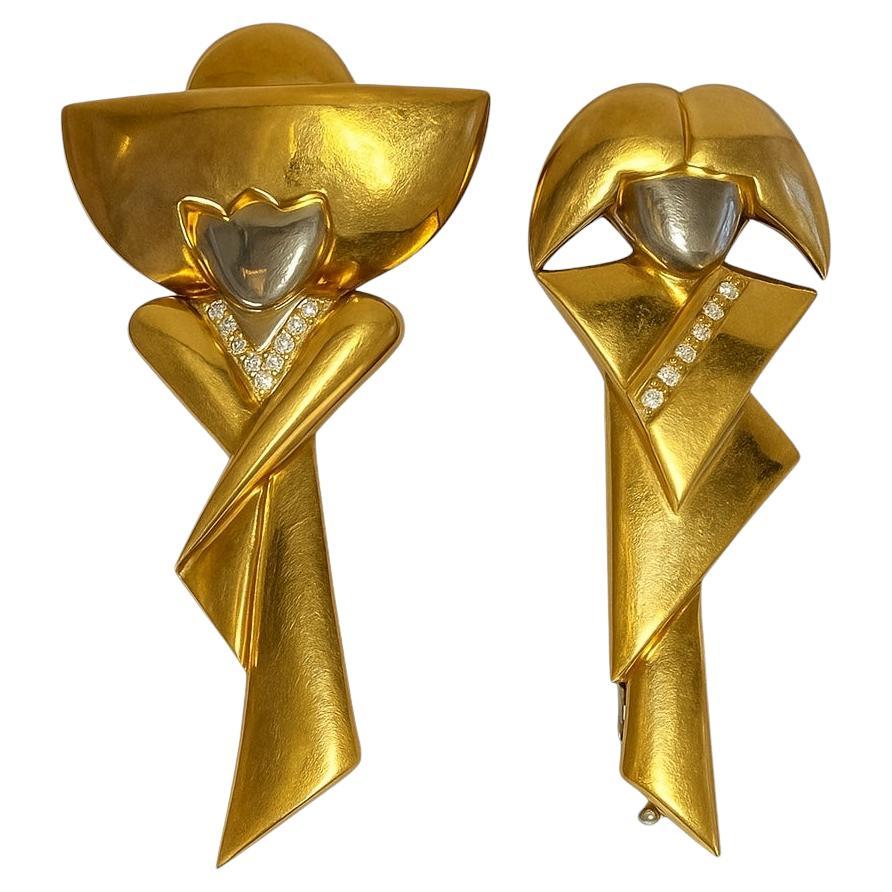 Pareja de broches de oro amarillo de 14 quilates y diamantes firmados "Birks" en venta
