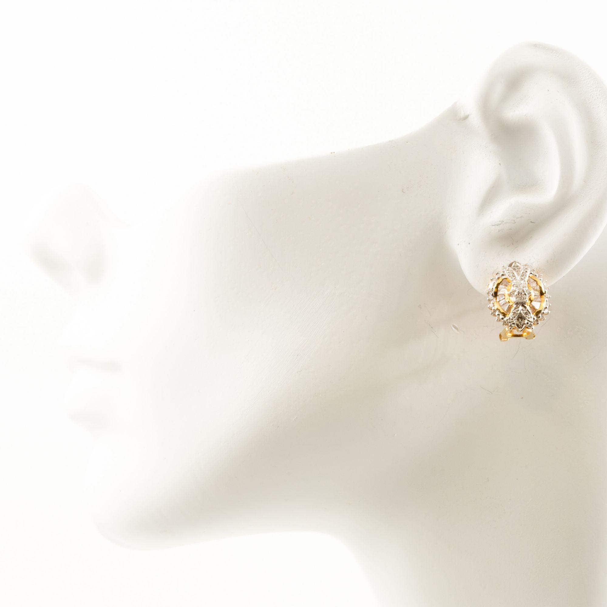 Paar 14K Gelbgold & Edelsteinkreis-Ohrringe
Artikel # C104612

Ein wunderschönes Paar Ohrringe aus 14-karätigem Gelbgold mit Omega-Clipverschluss. Das Design der Ohrringe besteht aus einer Kombination von Edelsteinen und Elementen aus Gelbgold, die