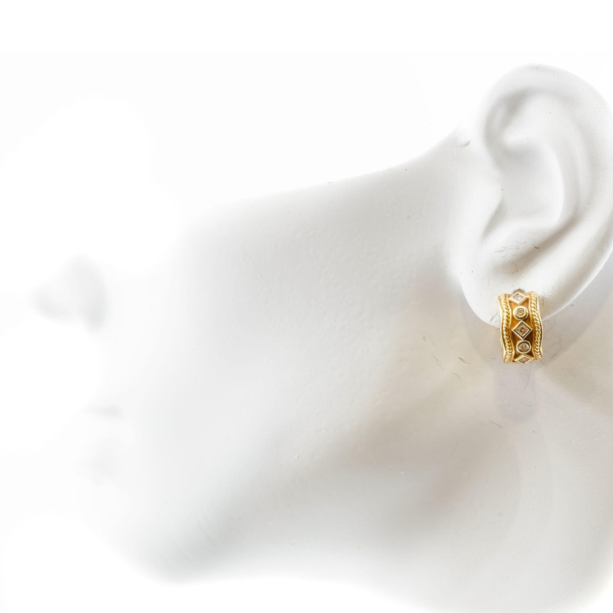 Paar 14K Gelbgold & Edelstein Squiggle Hoops
Artikel # C104610

Ein elegantes Paar Ohrringe aus 14-karätigem Gelbgold mit einem verschnörkelten Design und Edelsteinverzierungen. Die handwerkliche Verarbeitung zeigt eine Kombination von Texturen und