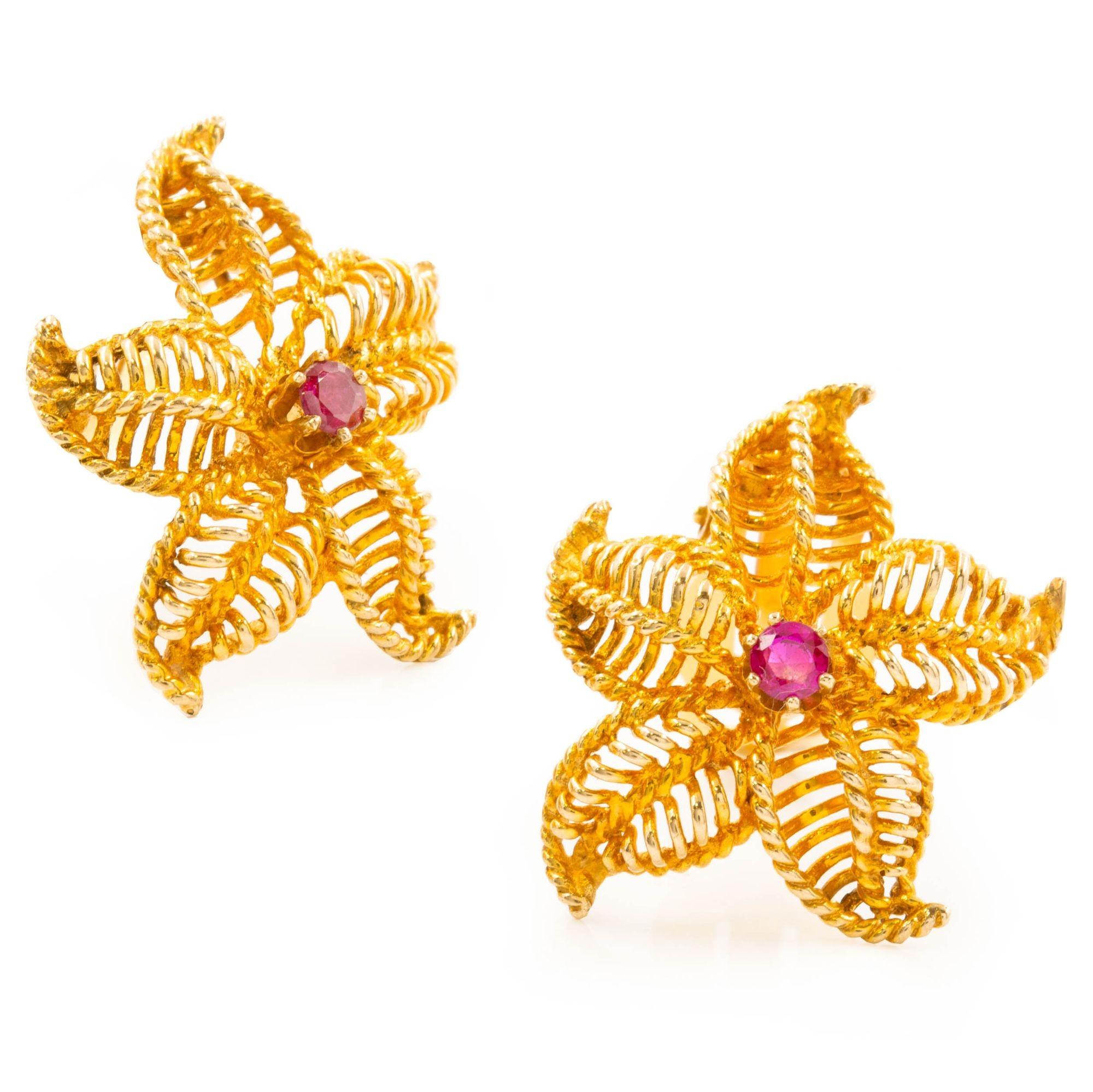 Paire de boucles d'oreilles étoile de mer en or jaune 14K et pierres précieuses
Article # C104608

Boucles d'oreilles au design complexe ressemblant à des étoiles de mer en or jaune 14 carats. Chaque boucle d'oreille est ornée d'une pierre précieuse