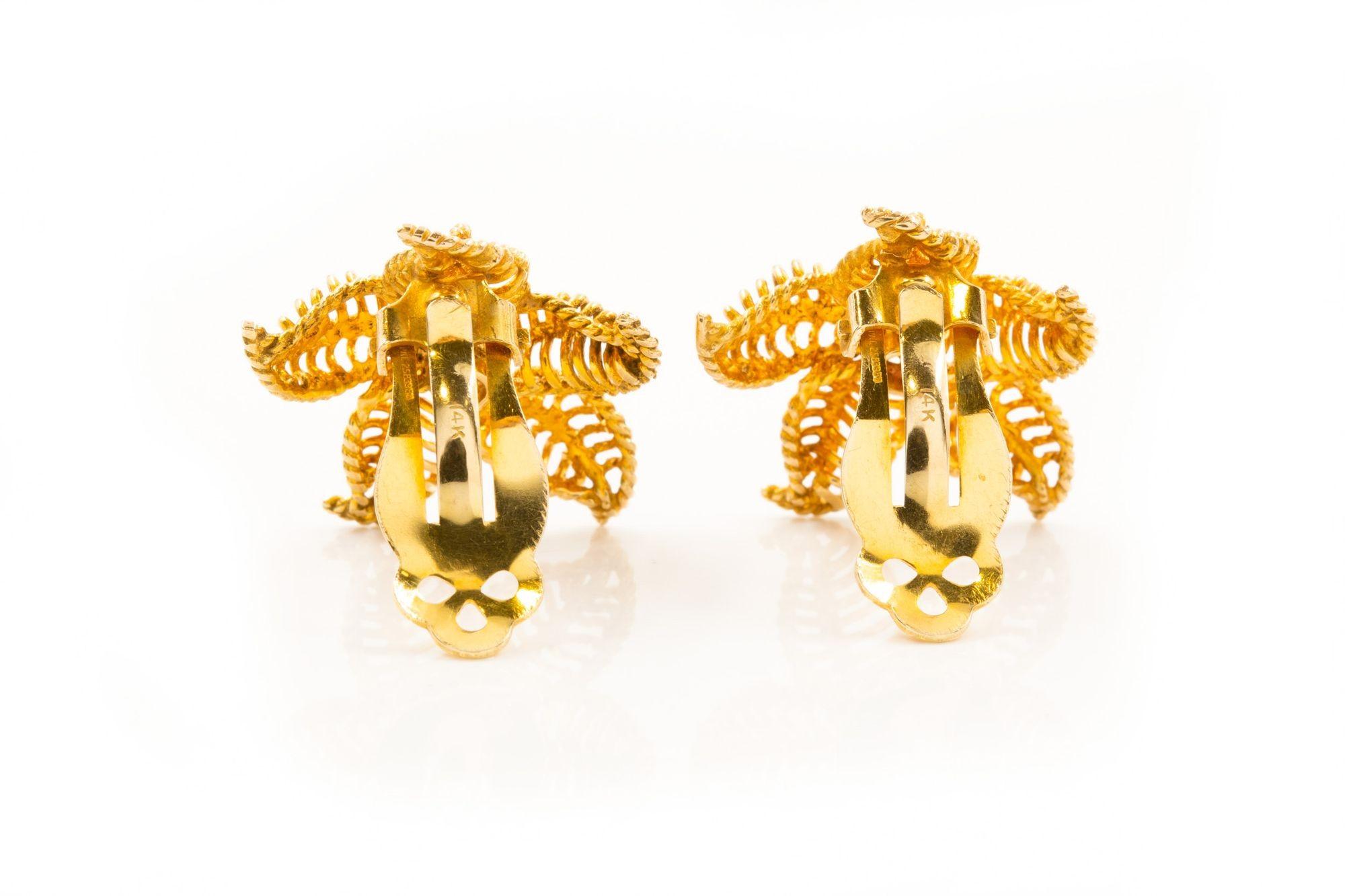 Or Paire de boucles d'oreilles étoile de mer en or jaune 14K et pierres précieuses en vente