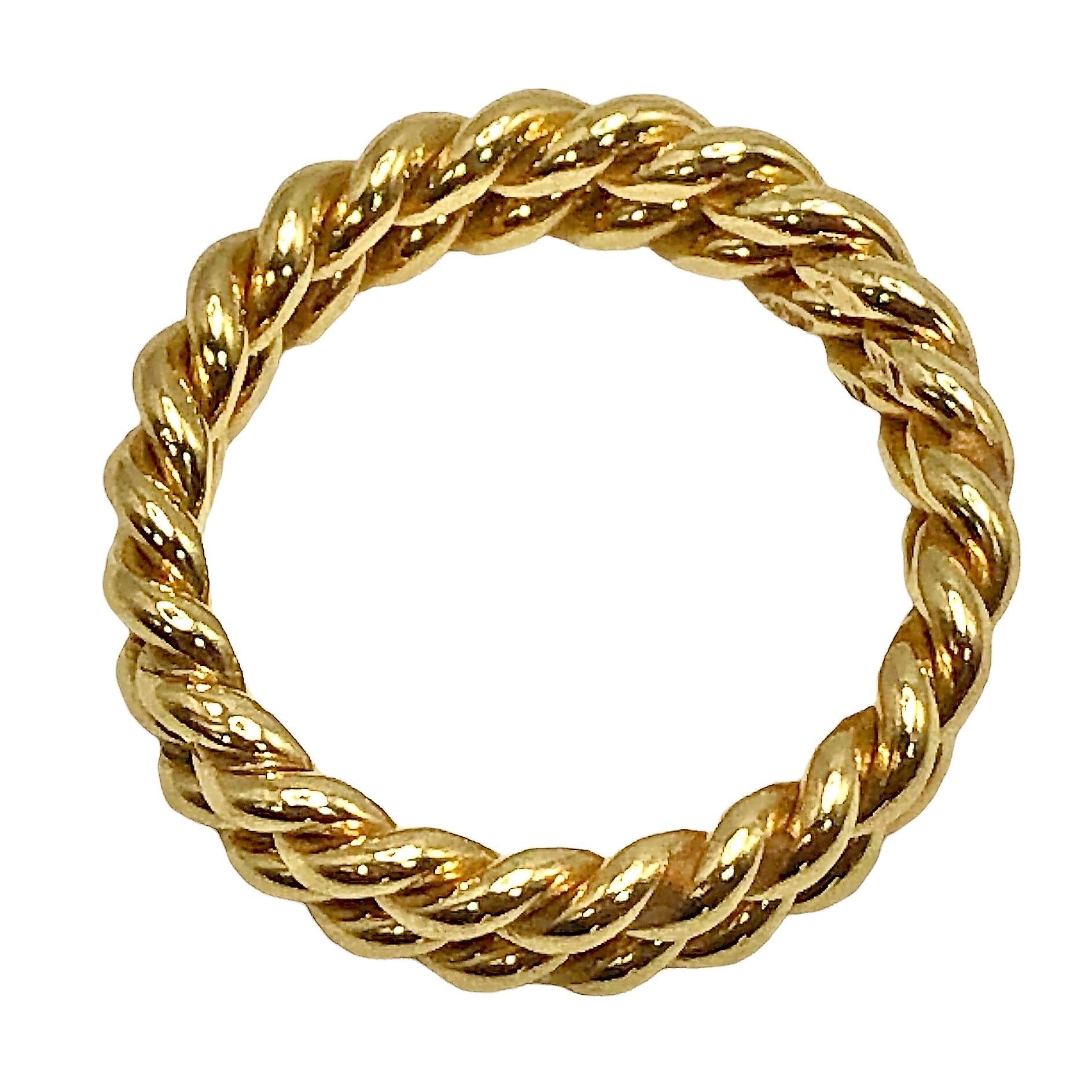 Dieses zarte Paar handgefertigter Ringe aus 14k Gelbgold hat eine Dicke von jeweils etwas mehr als 2,3 mm, bei einer Gesamtbreite von 4,7 mm. Sie sind wunderschön und liebevoll gestaltet und heben jedes Schmuckband hervor, wenn sie an beiden Seiten