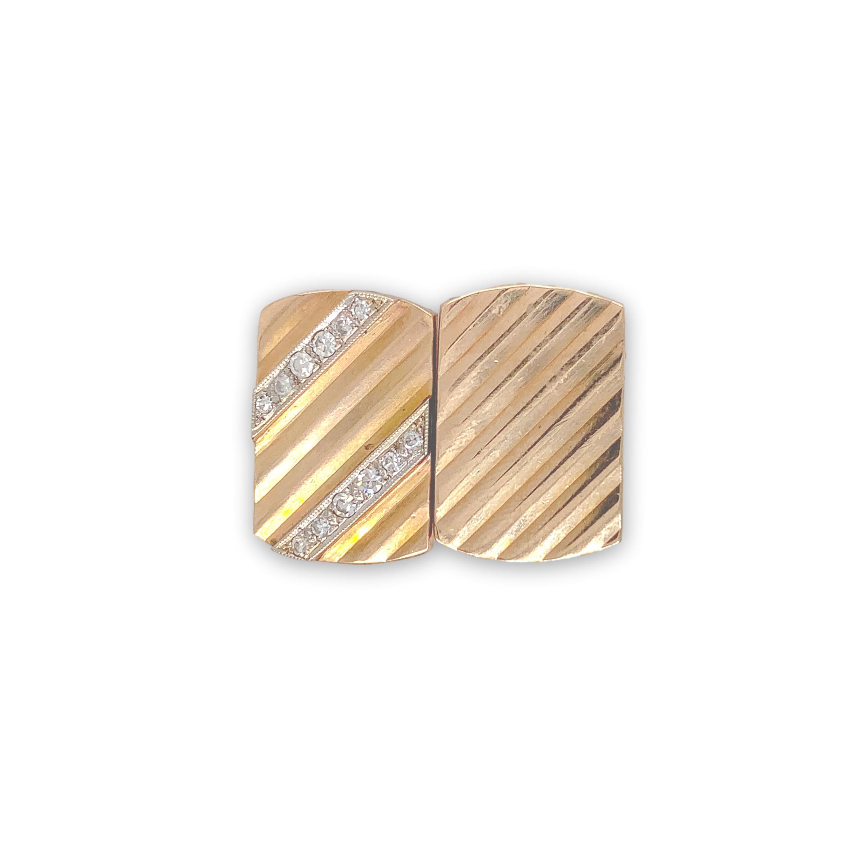 Coppia di gemelli rettangolari in oro giallo rosa 14K con diamanti. Il top ha una struttura a coste. Un lato di ciascun gemello presenta 2 file di diamanti incastonati in una striscia d'oro bianco. Ci sono 24 piccoli diamanti rotondi a taglio