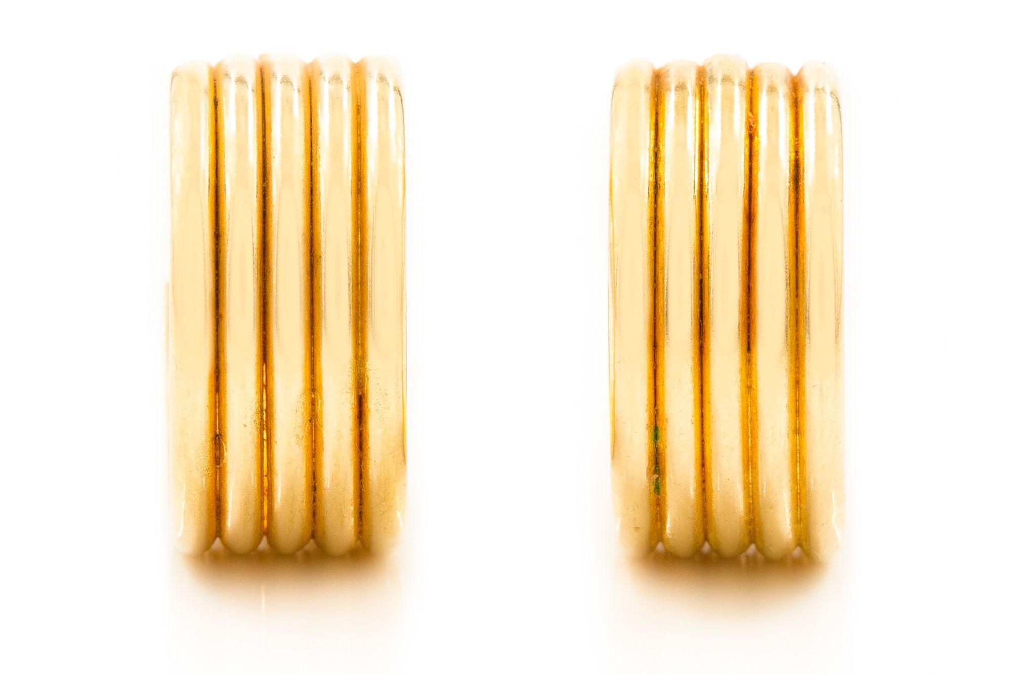 20th Century Pair of 14K Yellow Gold Ribbed Huggie Earrings For Sale