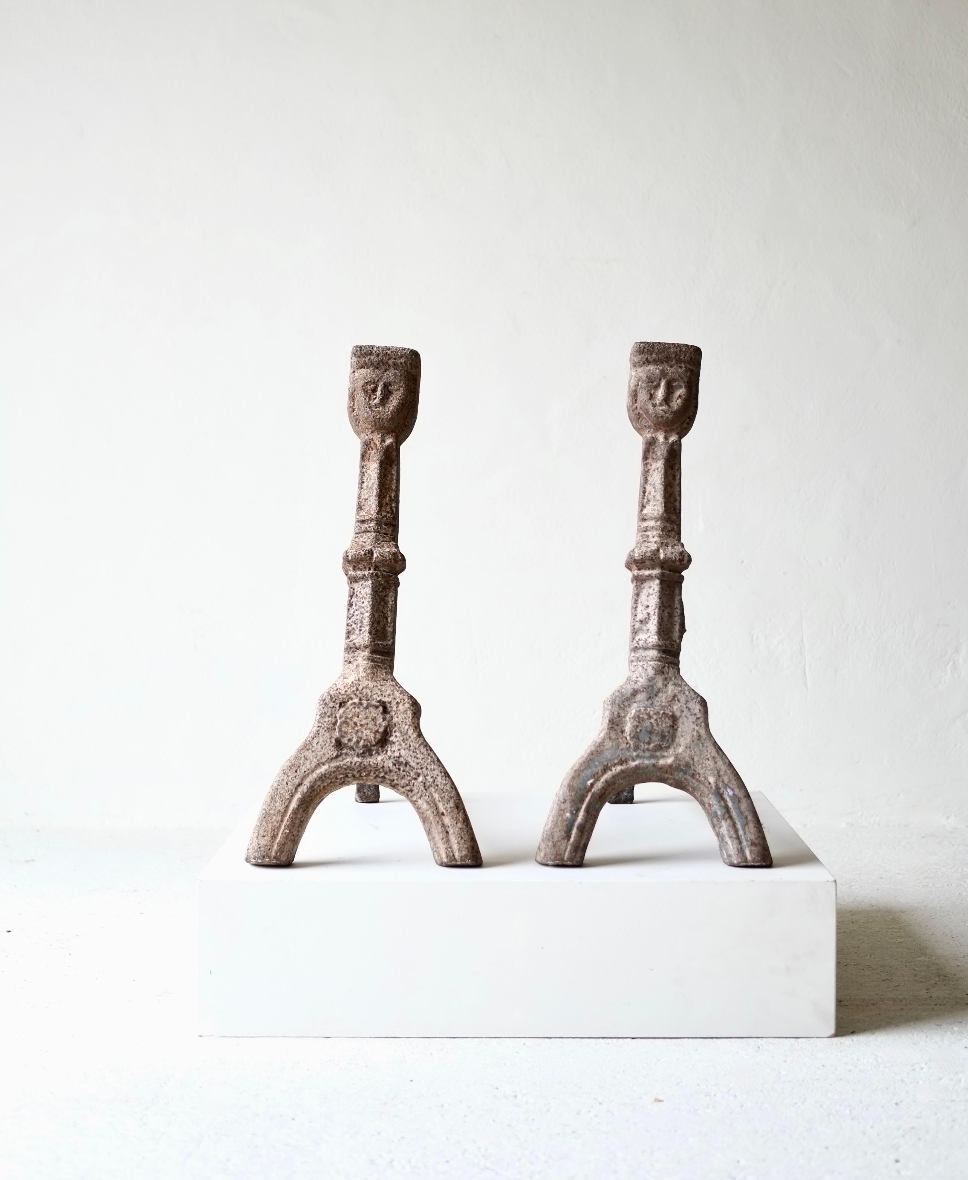 A pair of Gothic cast iron andirons.

France, 15th century.

Large dimensions, worn detailed faces and extremely heavy. 

H  67 W 31 D 65 cm