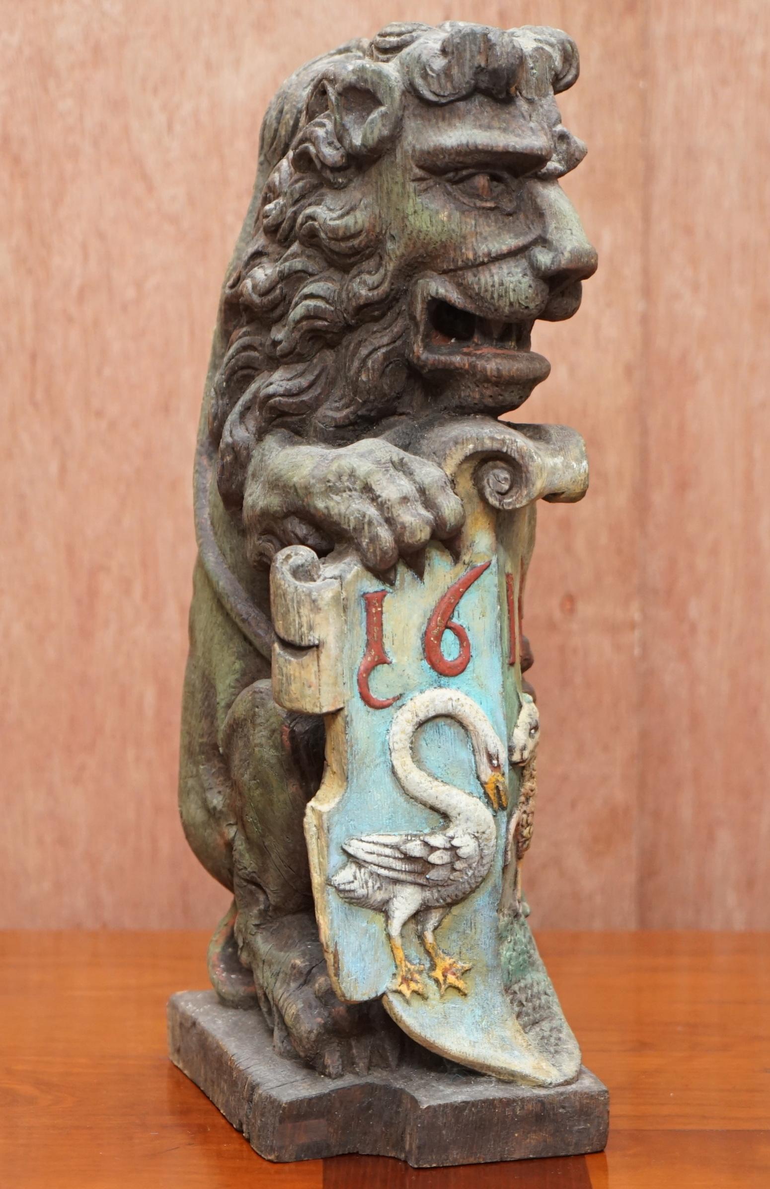 Pair of 1615 English Polychrome Painted Heraldic Lion Newel Banisters Finials For Sale 6