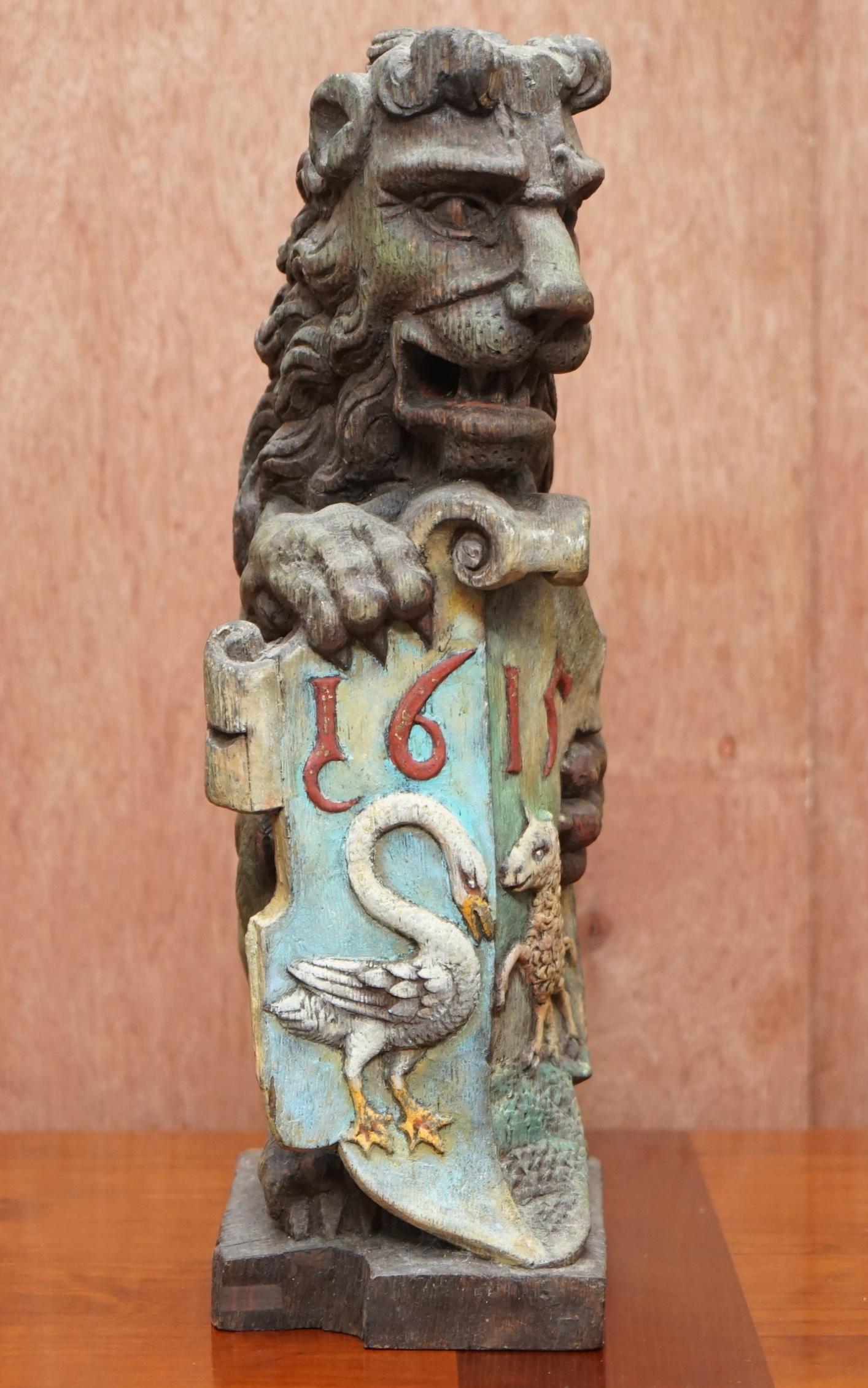 Pair of 1615 English Polychrome Painted Heraldic Lion Newel Banisters Finials For Sale 7