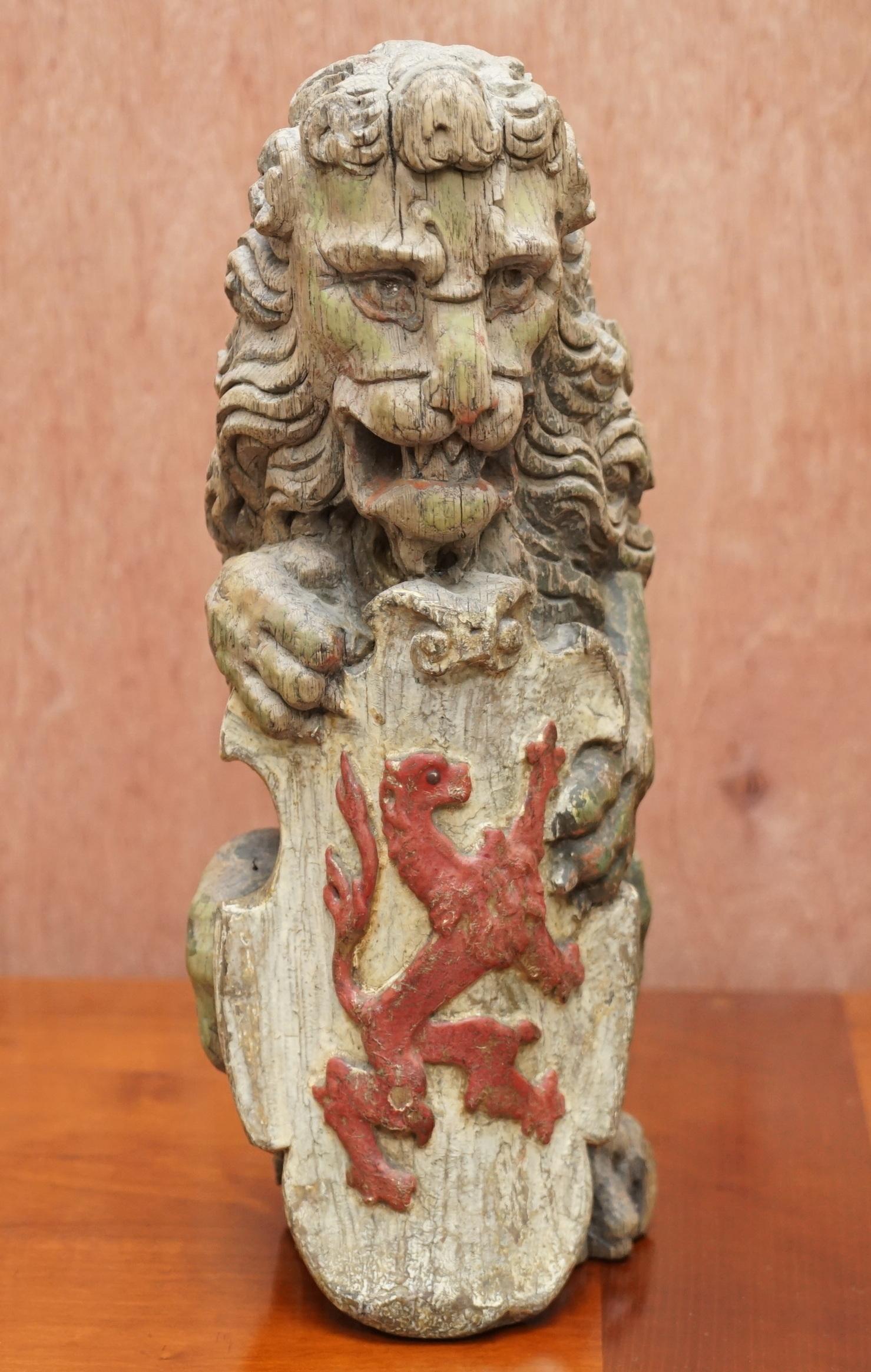 Jacobean Pair of 1615 English Polychrome Painted Heraldic Lion Newel Banisters Finials For Sale