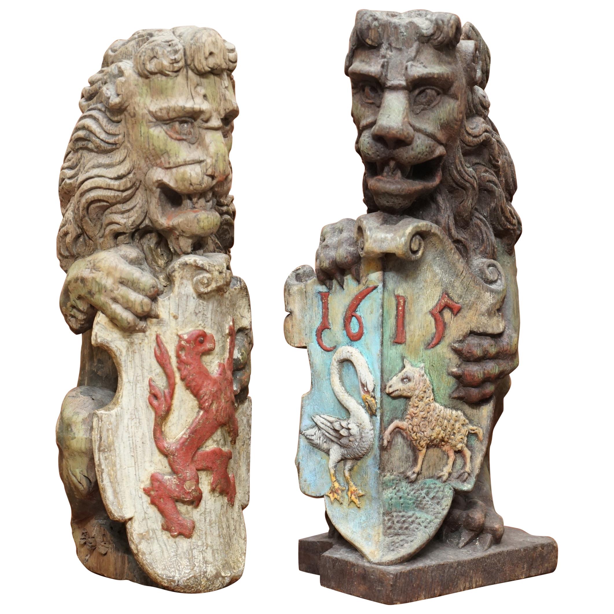 Pair of 1615 English Polychrome Painted Heraldic Lion Newel Banisters Finials For Sale