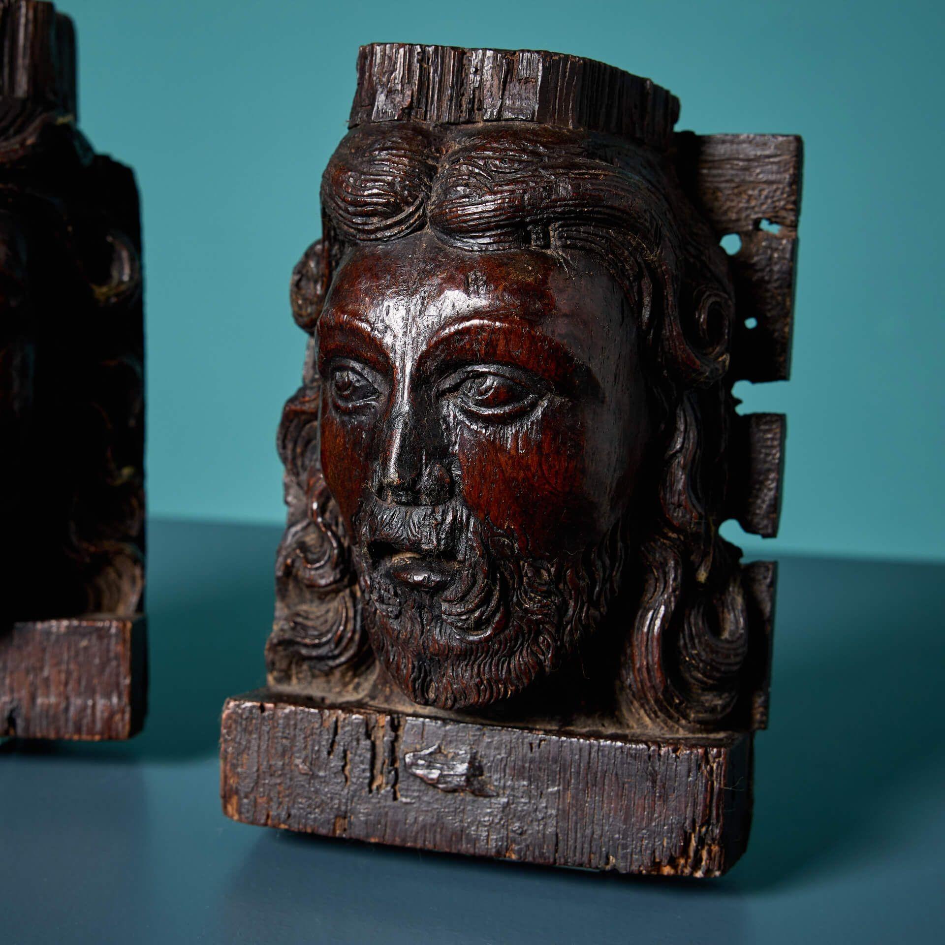 Tudor Coppia di mensole in Oak intagliate del XVI secolo in vendita