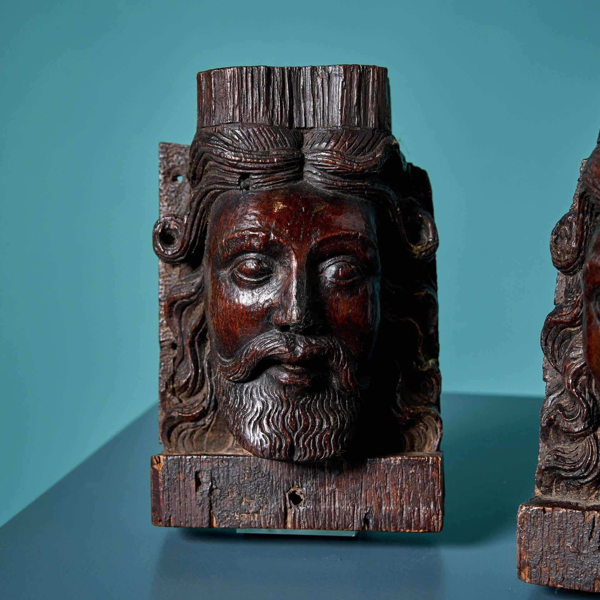 Inglese Coppia di mensole in Oak intagliate del XVI secolo in vendita