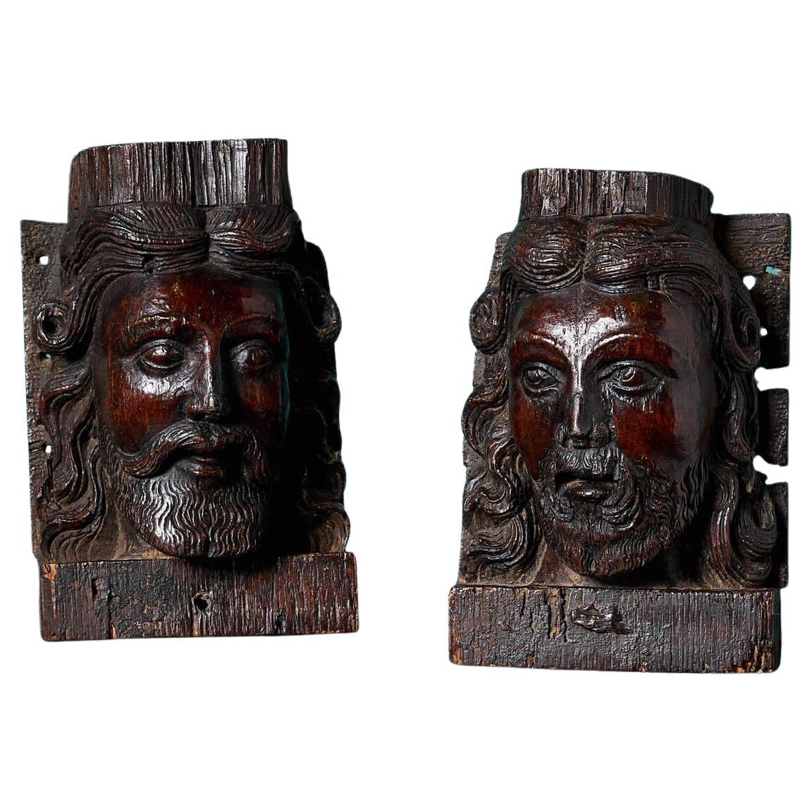 Pareja de ménsulas de roble tallado del siglo XVI