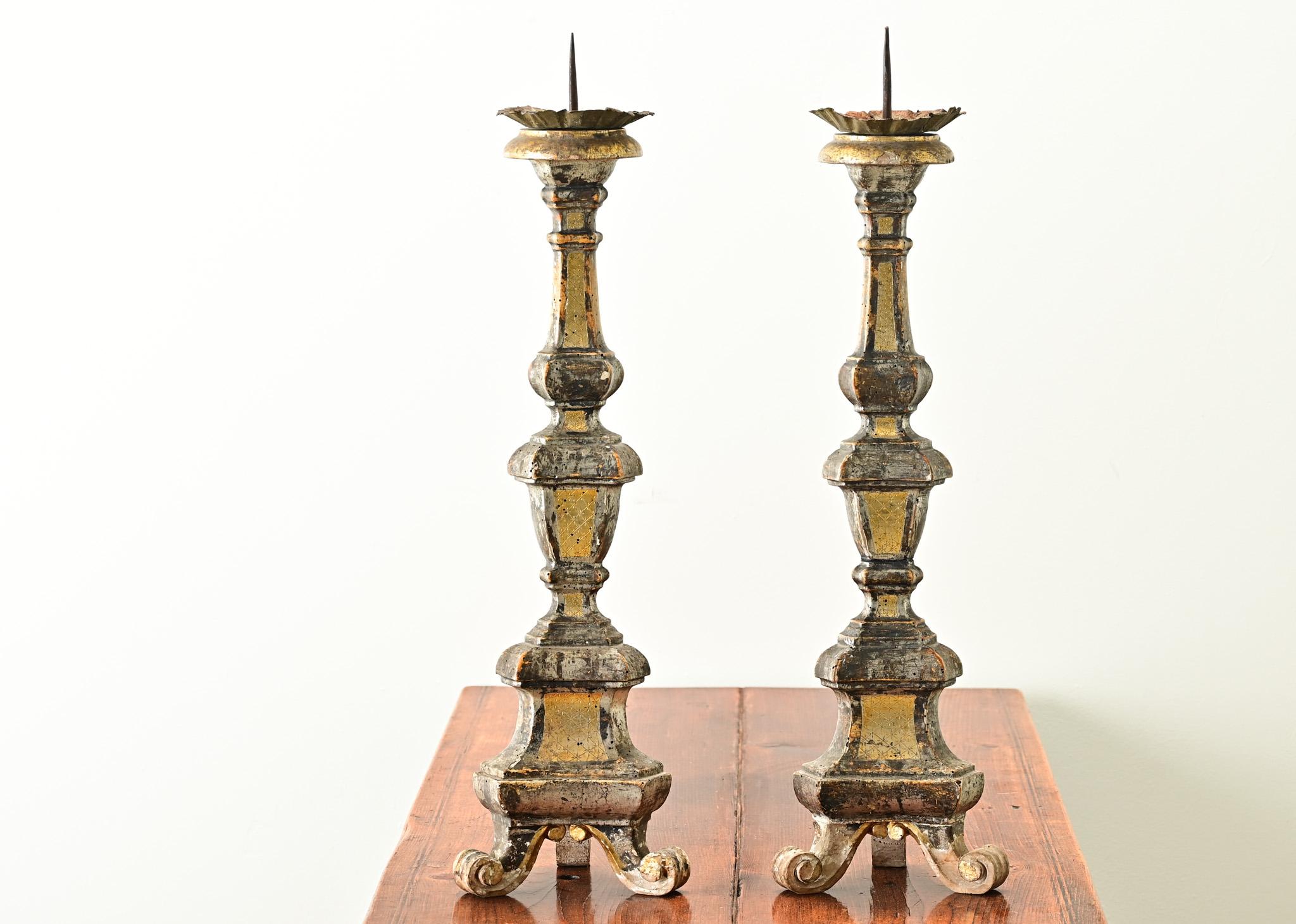 Un par de candelabros italianos de madera dorada del siglo XVI. Este impresionante par de candelabros tallados a mano han permanecido juntos durante más de 400 años. El dorado dorado y plateado se encuentra en la parte delantera de los candeleros