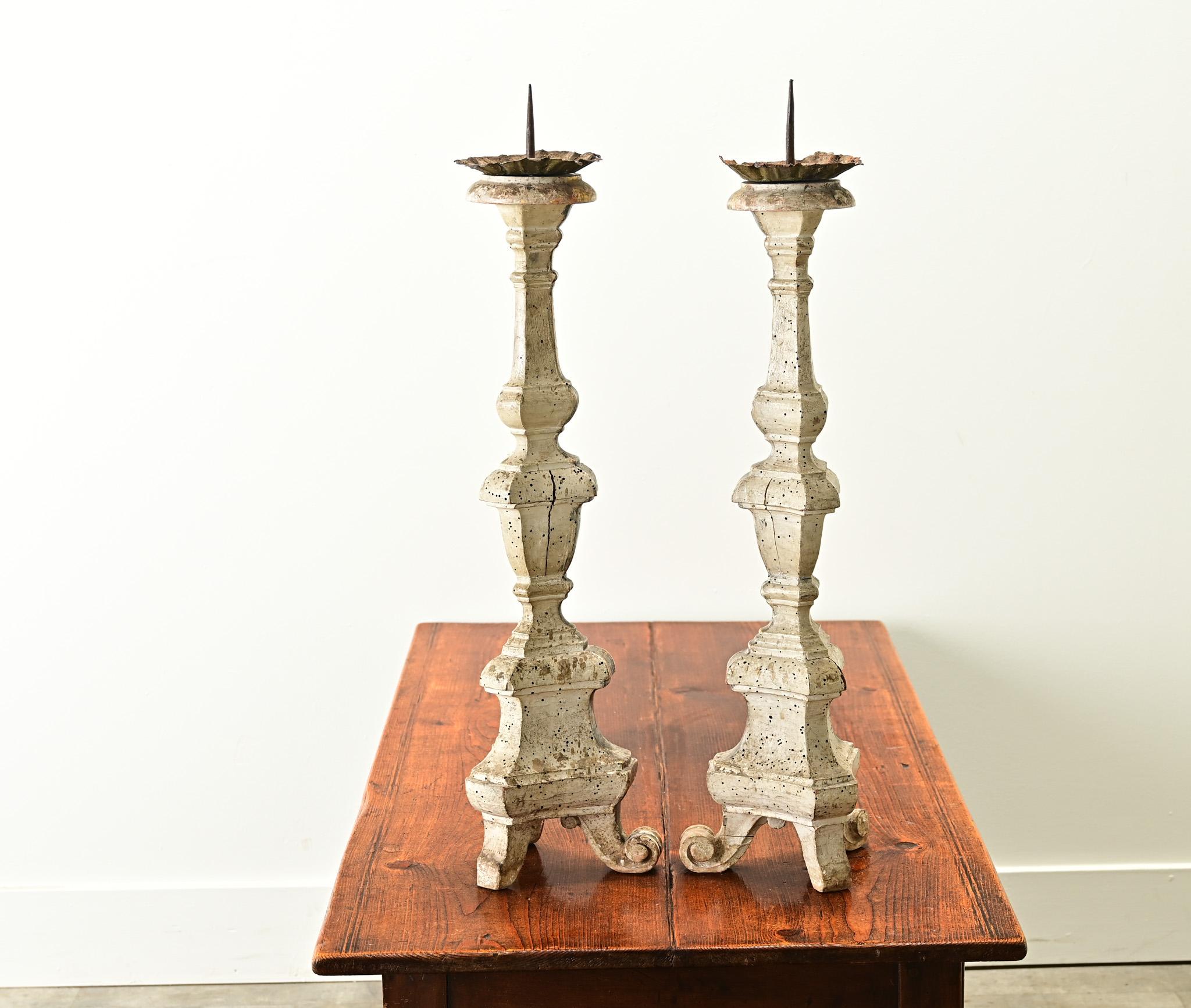 Pareja de candeleros dorados italianos del siglo XVI Tallado a mano en venta