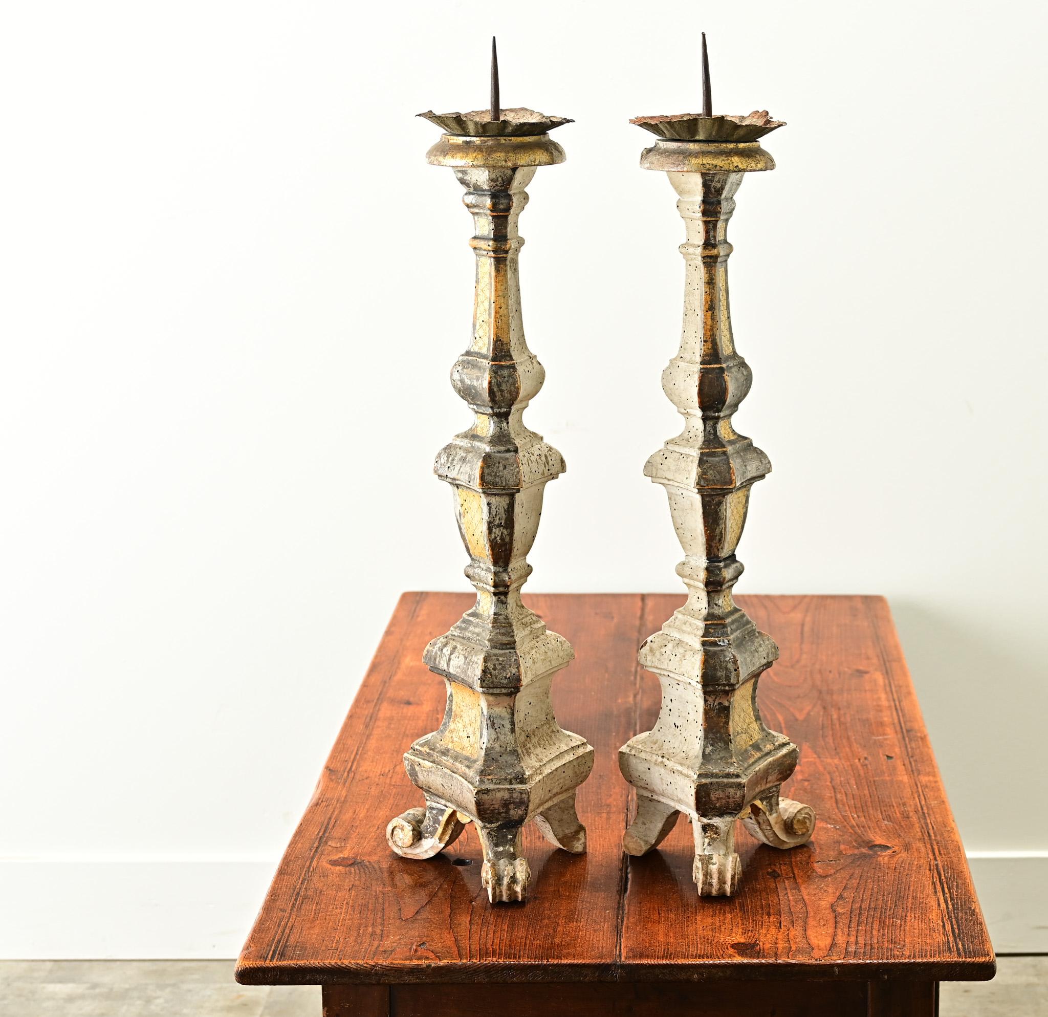 Pareja de candeleros dorados italianos del siglo XVI Madera dorada en venta