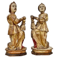 Paire de chandeliers italiens en bois doré du 16ème siècle portant un ange