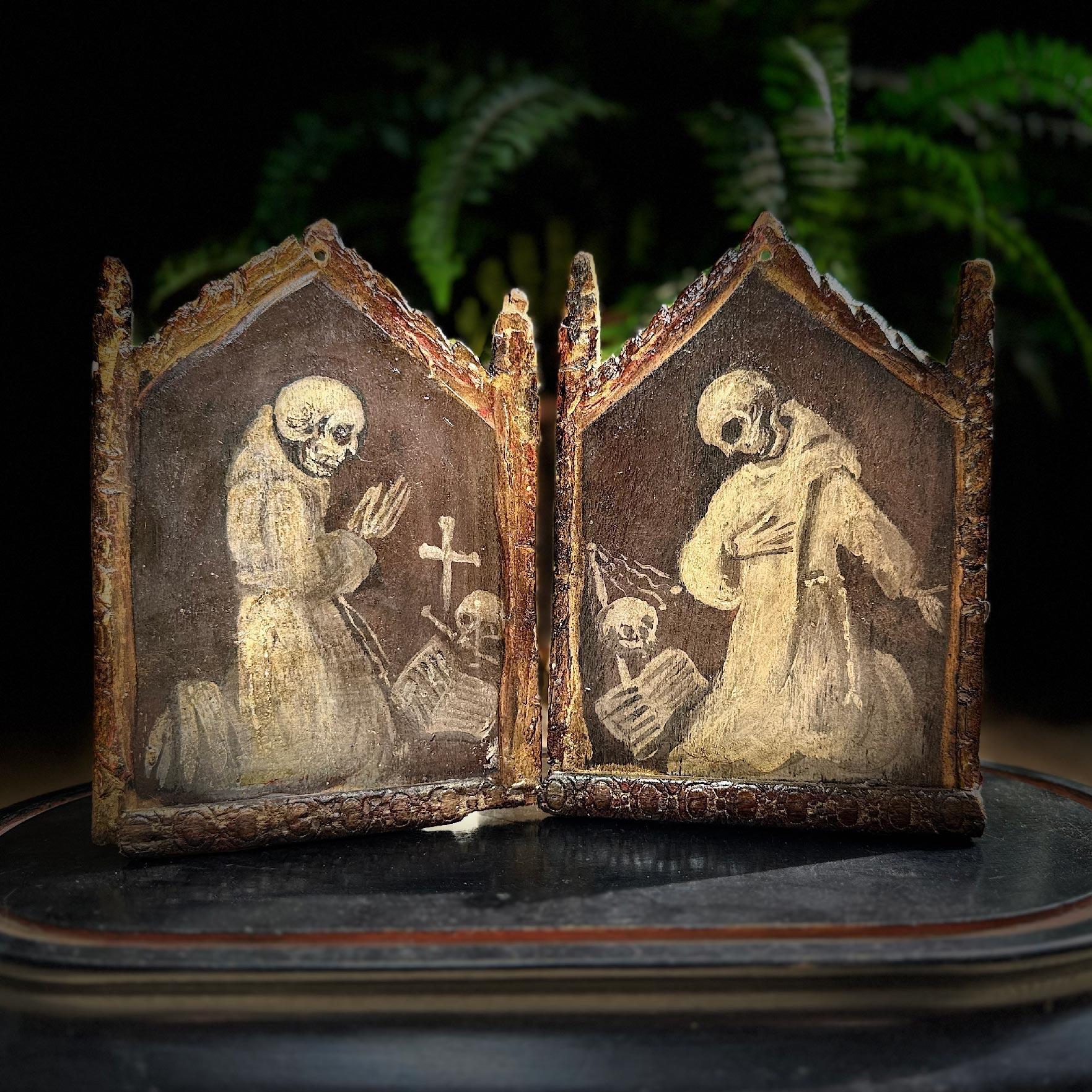 Paire exceptionnelle de Memento Mori (souviens-toi que tu dois mourir) peints sur carton, datant du XVIe siècle et conservés à l'origine dans un monastère du nord de l'Italie. Cette paire incroyable représente des squelettes masqués, la tête
