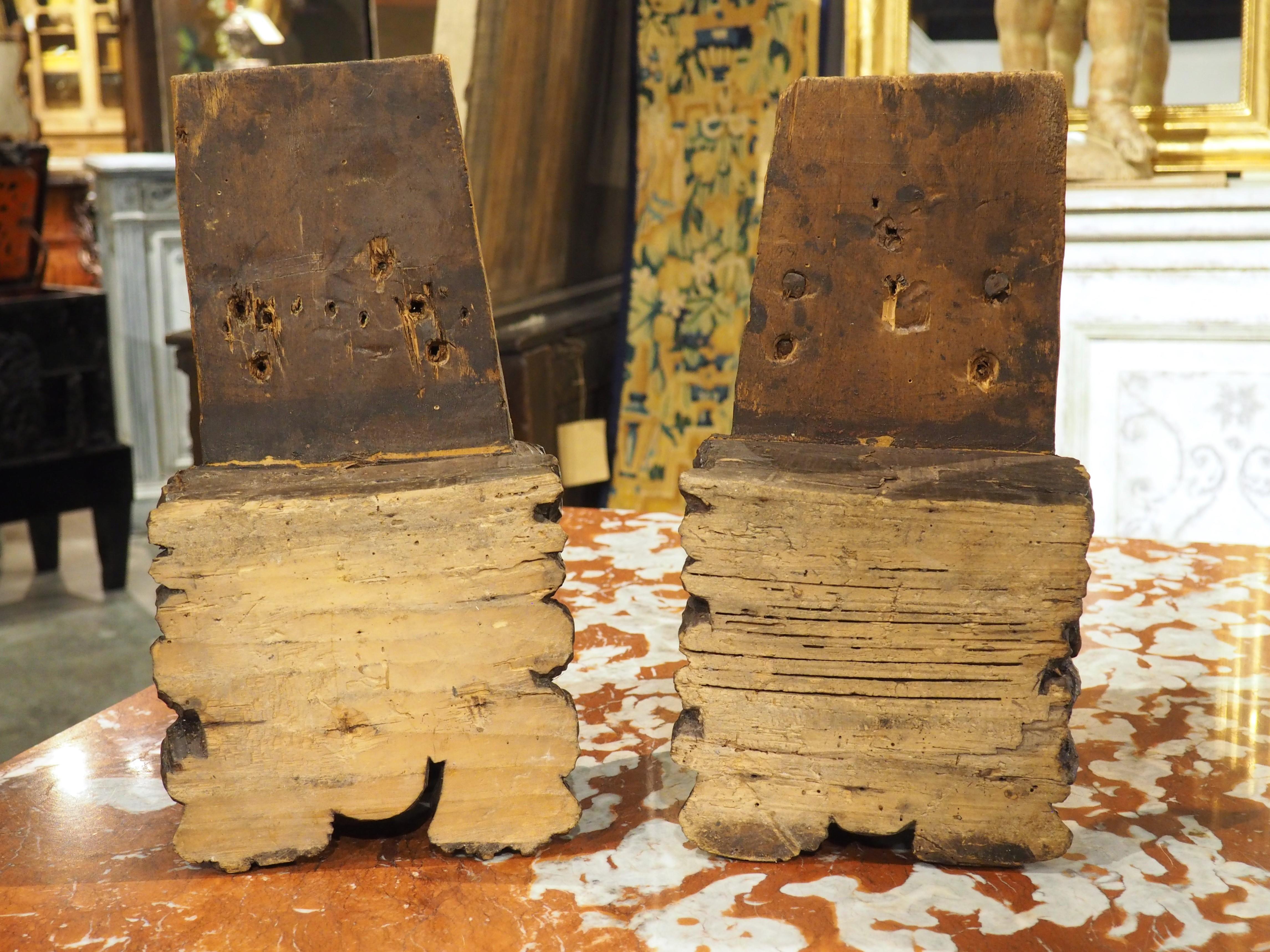 Tallados a mano en el siglo XVI, estos soportes de león italianos son obra de un maestro artesano. Es posible que originalmente fueran patas para un cassone del Alto Renacimiento. Una nueva capa de cera francesa ha acentuado el acabado marrón