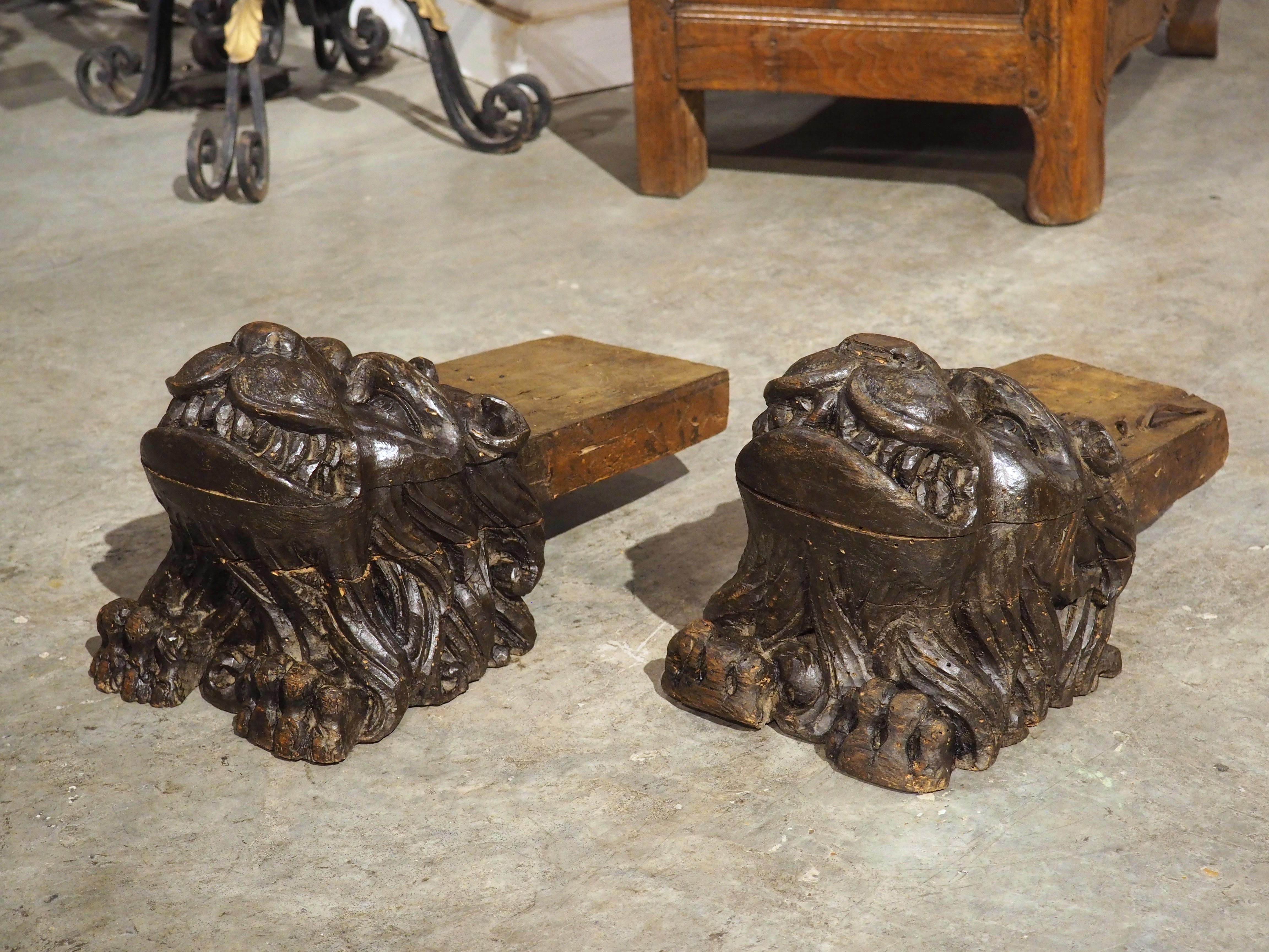 Pareja de soportes para leones de madera tallada del Renacimiento italiano del siglo XVI en Bueno estado para la venta en Dallas, TX