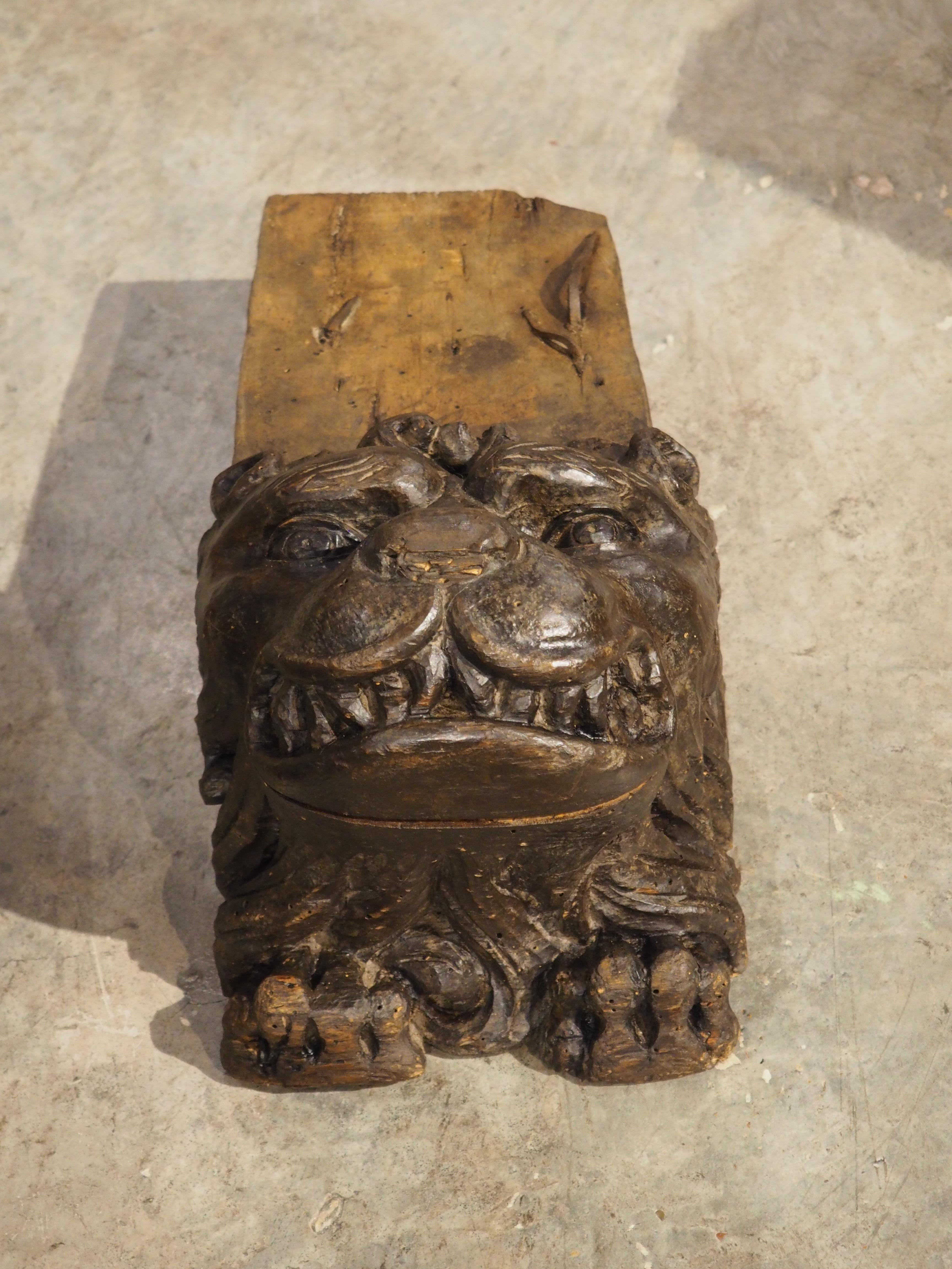 Pareja de soportes para leones de madera tallada del Renacimiento italiano del siglo XVI siglo XVIII y antes en venta