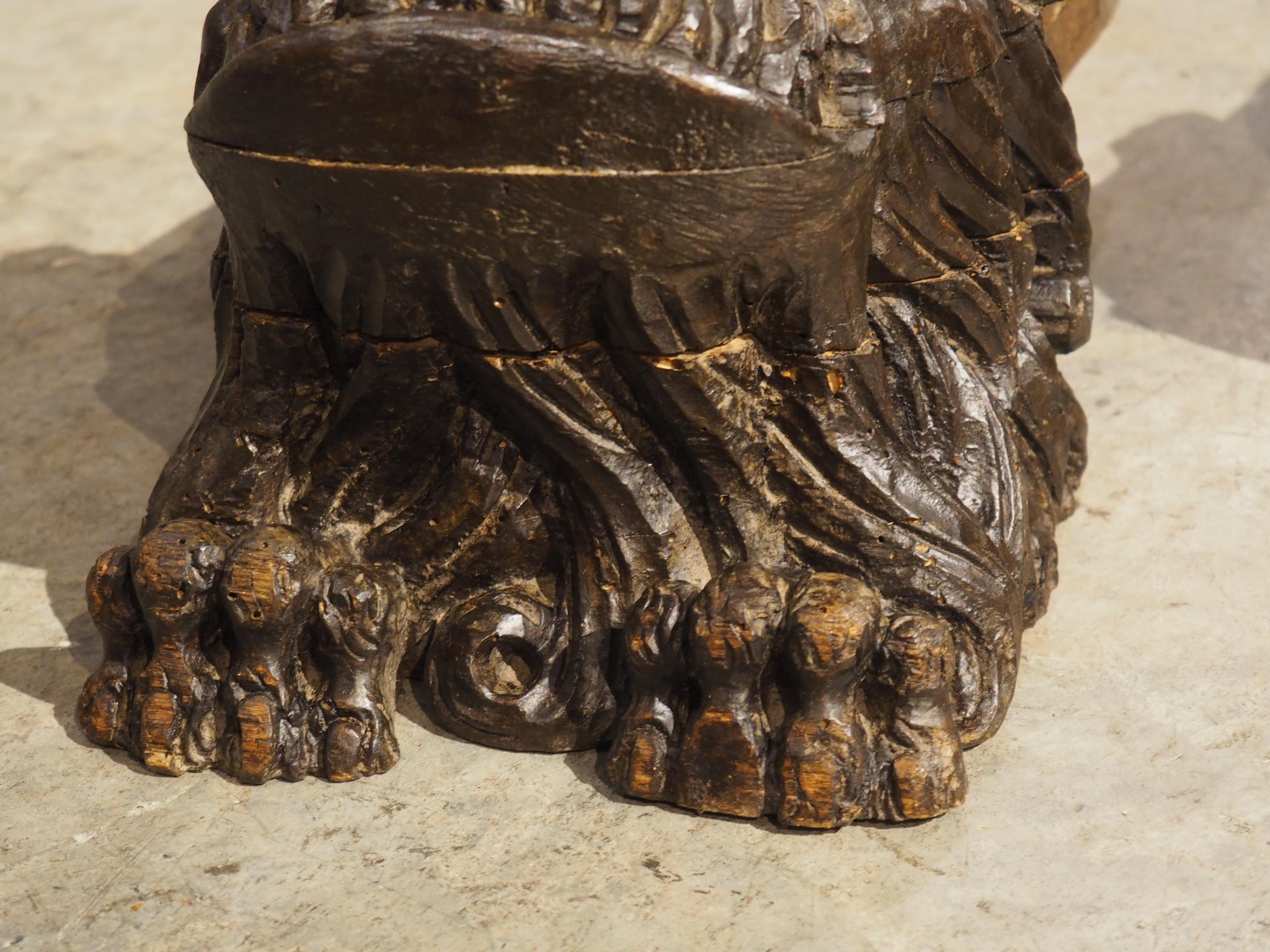 Pareja de soportes para leones de madera tallada del Renacimiento italiano del siglo XVI en venta 1